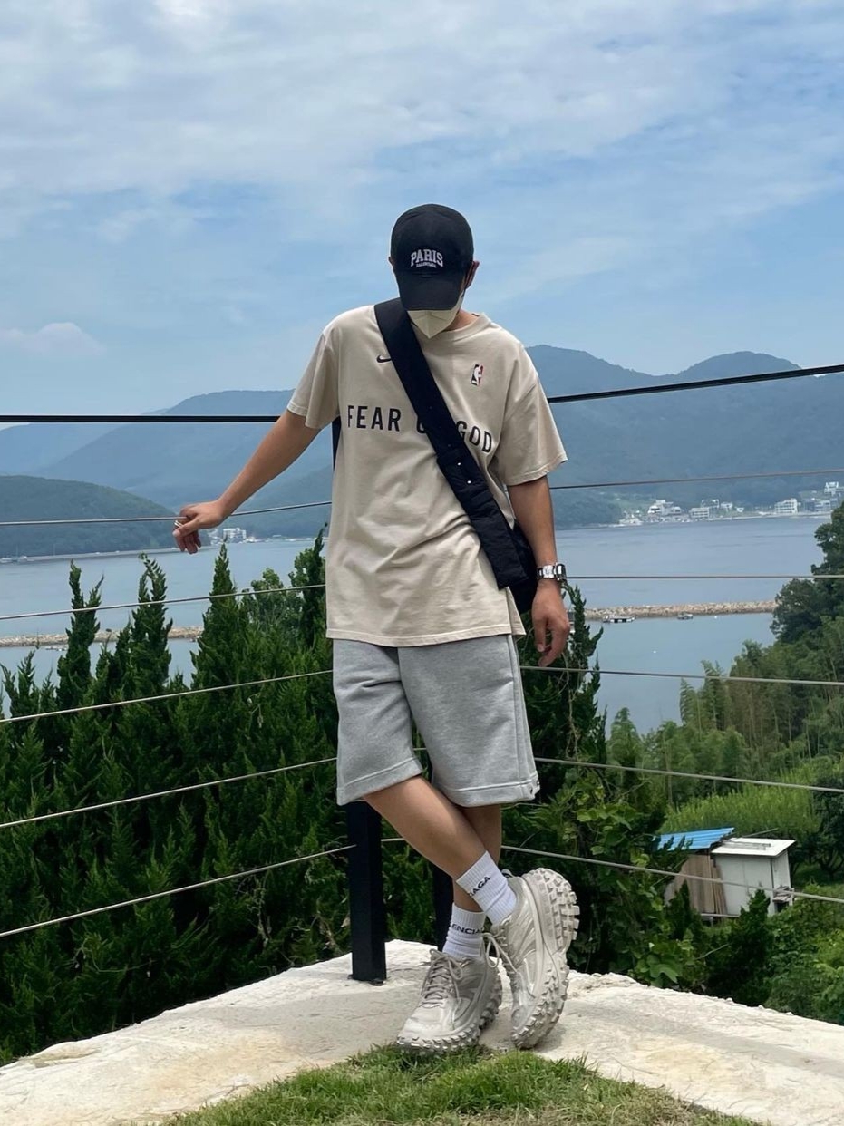 Nike x Fear of God Warm Up T-Shirt Pale Ivory, Balenciaga Defender Sneakers Beige 착용 스타일 - 2
