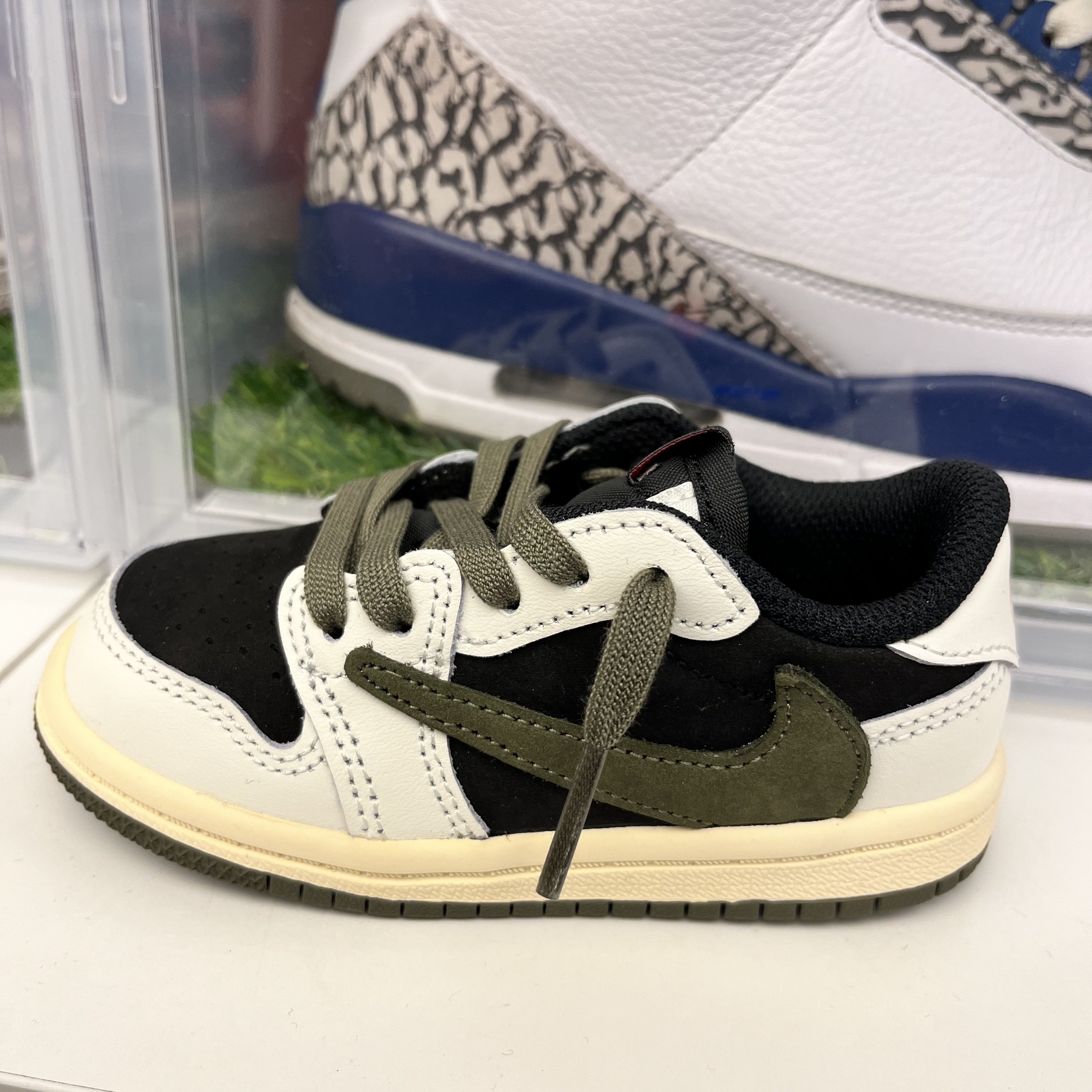 (TD) Jordan 1 x Travis Scott Retro Low OG SP Medium Olive 착용 스타일 - 2