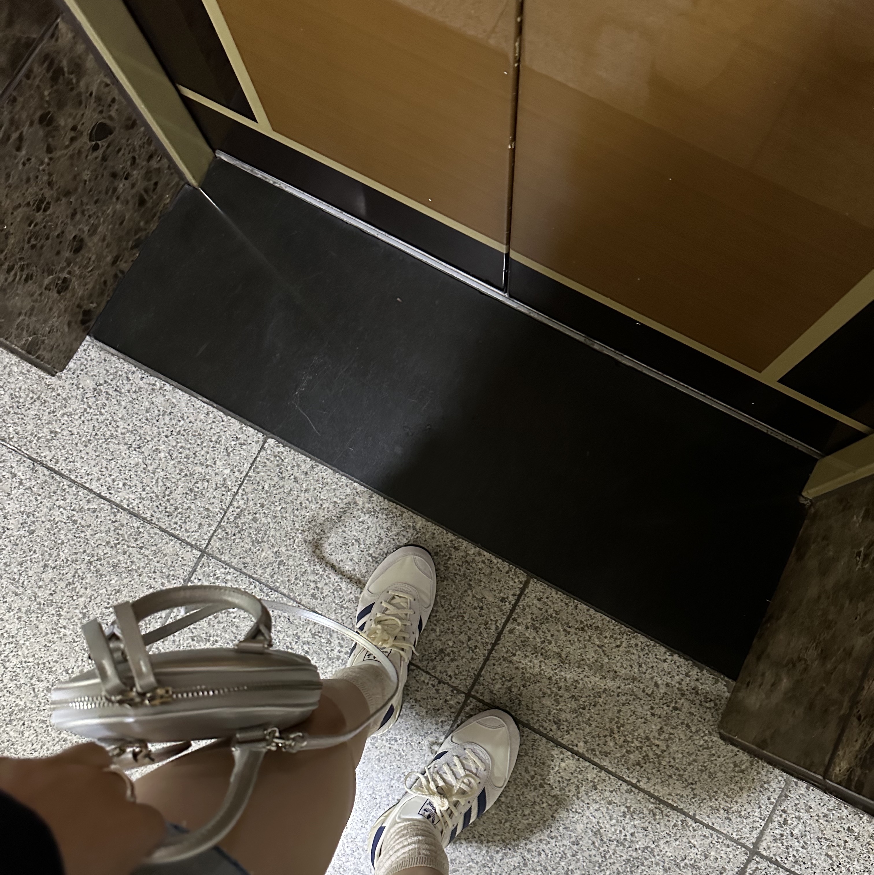 Adidas TRX Vintage Chalk White 착용 스타일