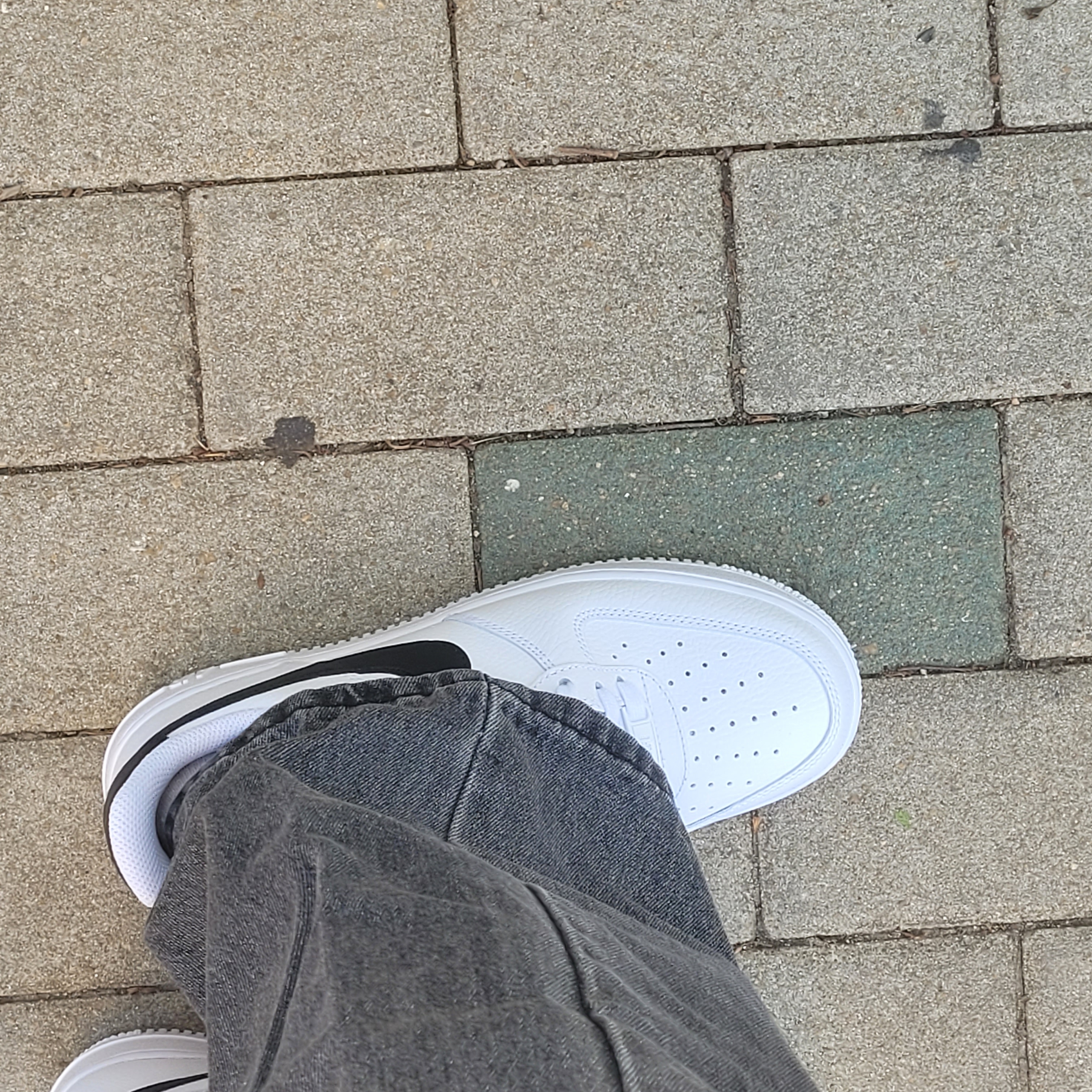 (W) Nike Air Force 1 '07 White Black 착용 스타일 - 2