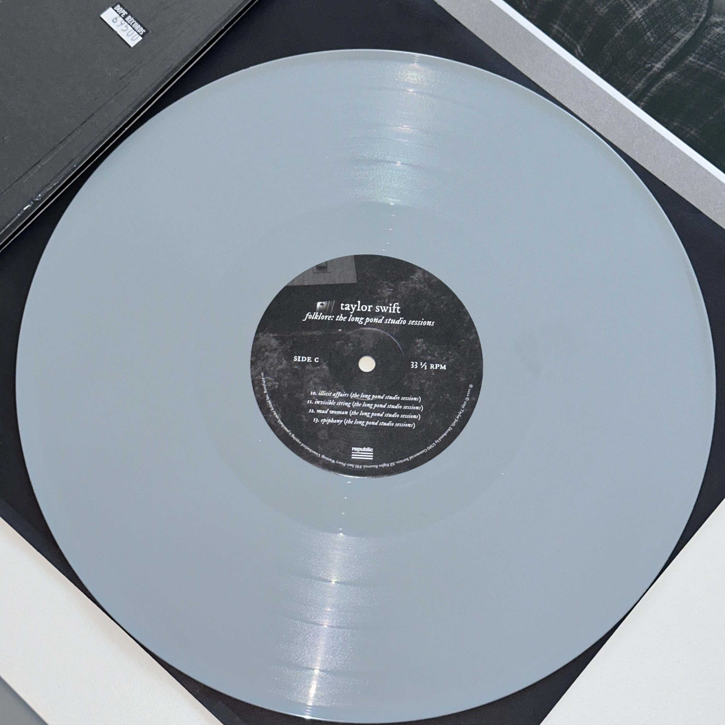 테일러 스위프트 포크로어 : 더 롱 폰드 스튜디오 세션즈 그레이 (2LP) 착용 스타일 - 2