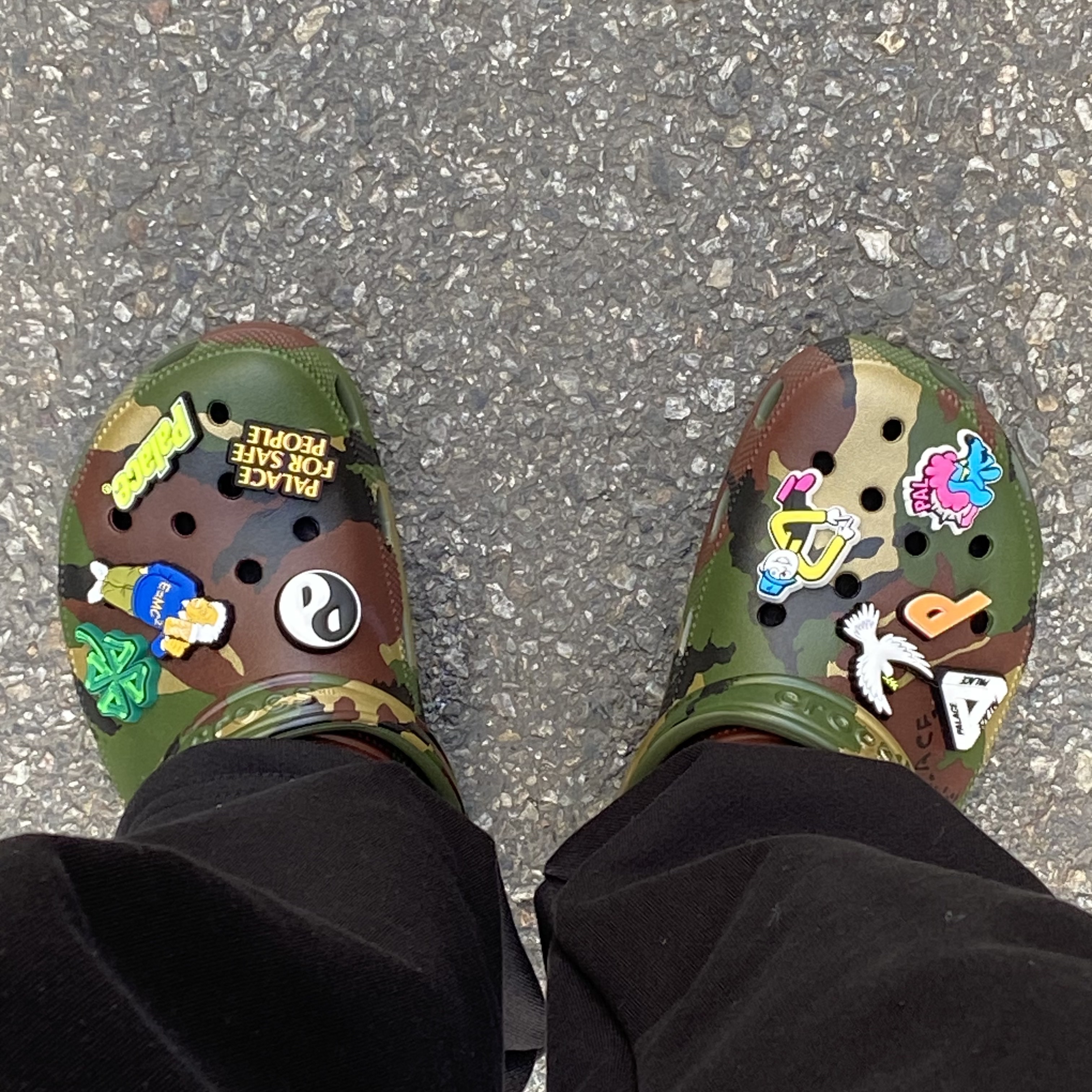 Crocs x Palace Classic Clog Woodland Camo 착용 스타일