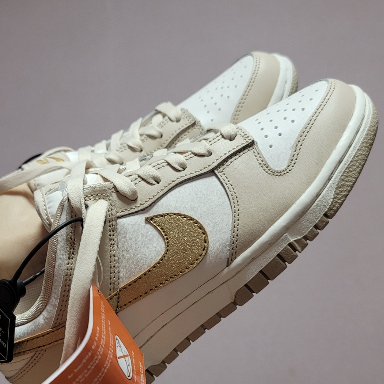 (W) Nike Dunk Low Sanddrift Metallic Gold 착용 스타일 - 4