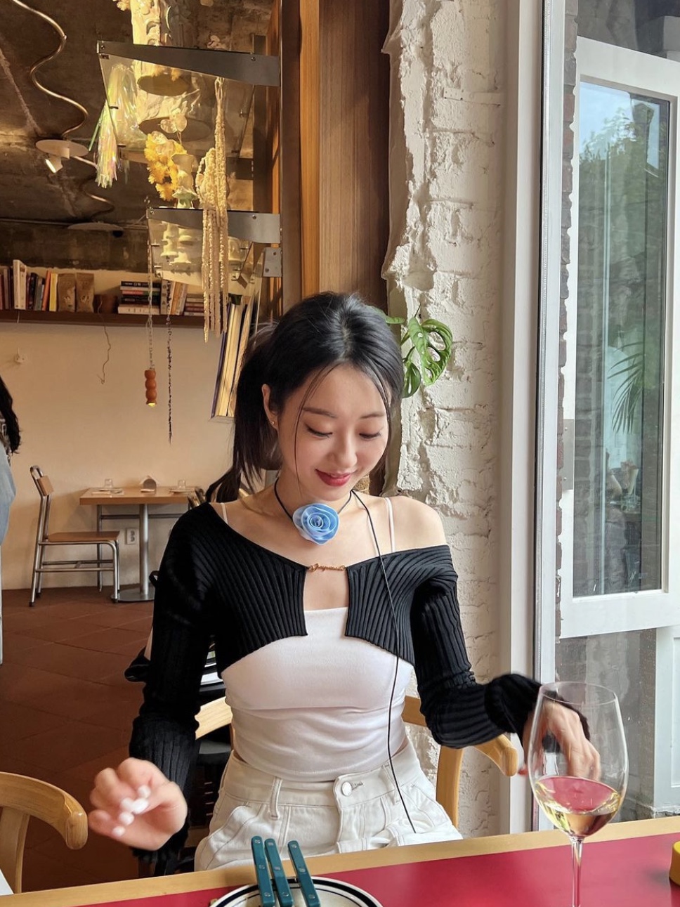 (W) 자크뮈스 라 마이유 프랄루 마이크로 참 로고 가디건 블랙 착용 스타일 - 3