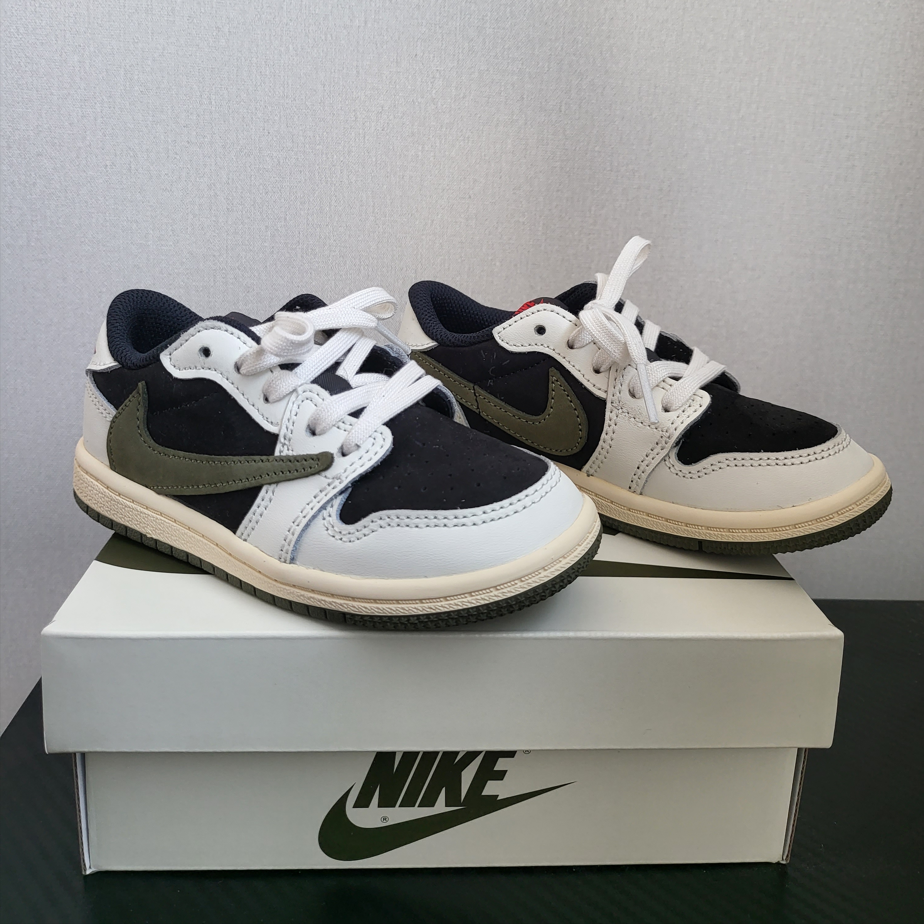(TD) Jordan 1 x Travis Scott Retro Low OG SP Medium Olive 착용 스타일 - 1