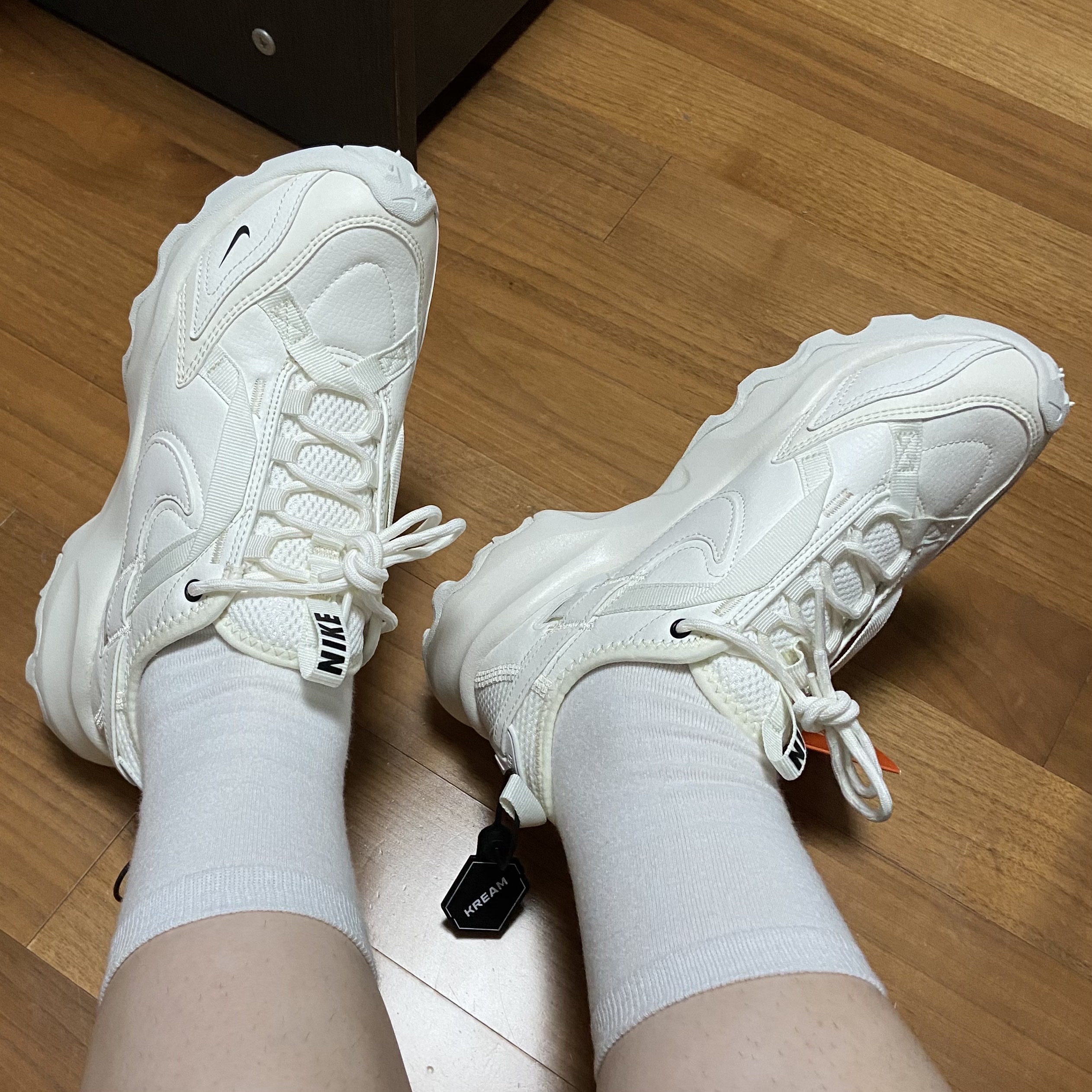 (W) Nike TC 7900 Summit White 착용 스타일