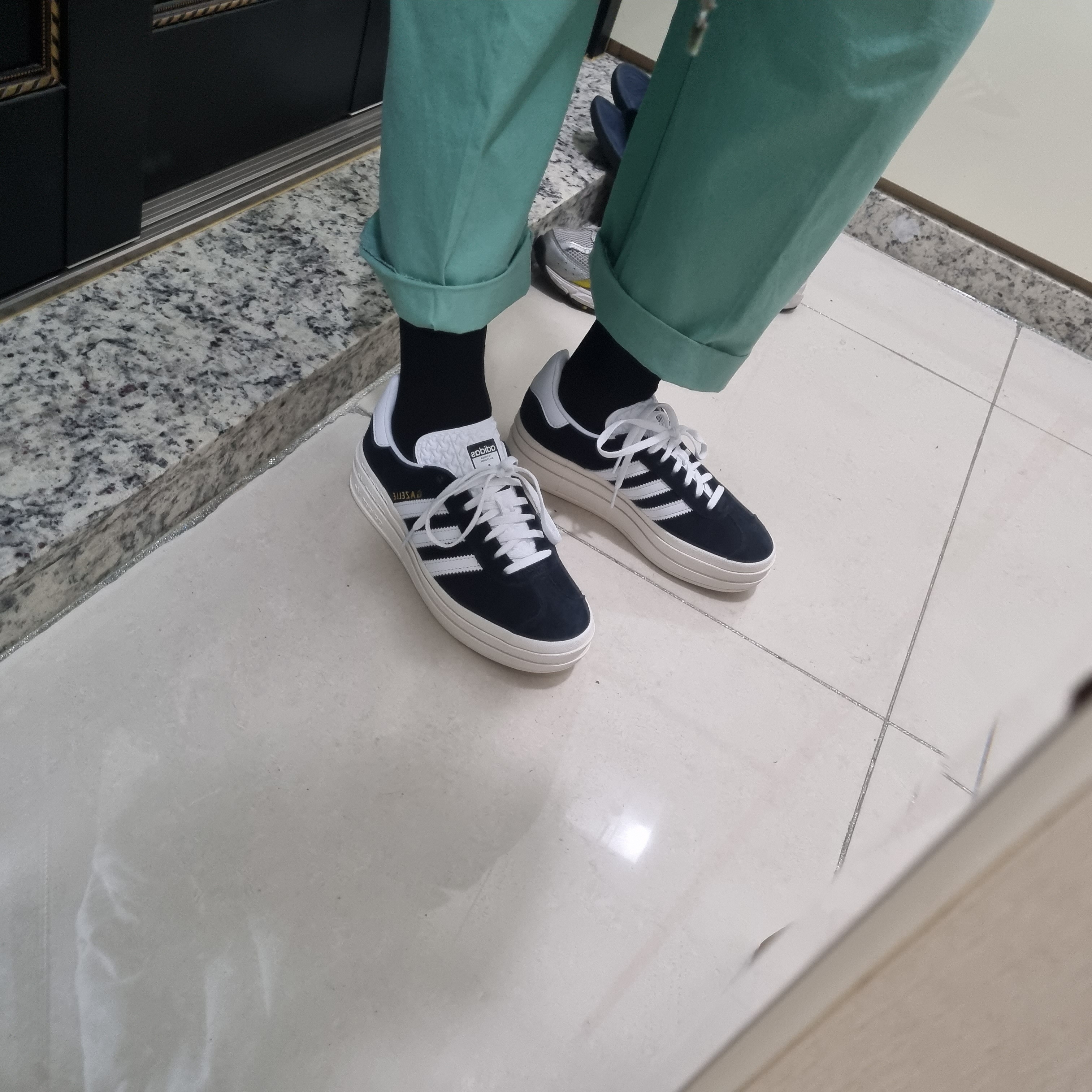 (W) Adidas Gazelle Bold Core Black Cloud White 착용 스타일