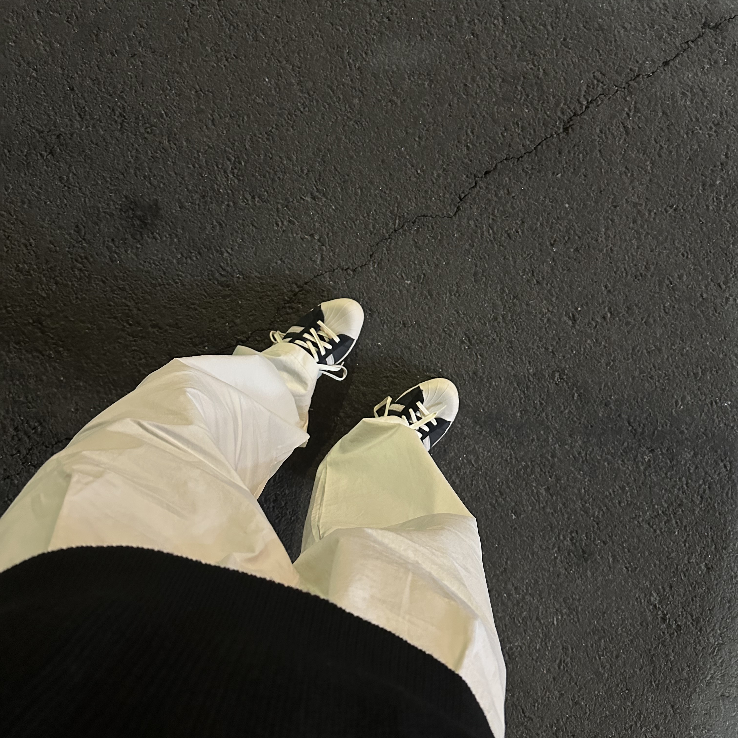 Adidas Superstar 82 Black White 착용 스타일