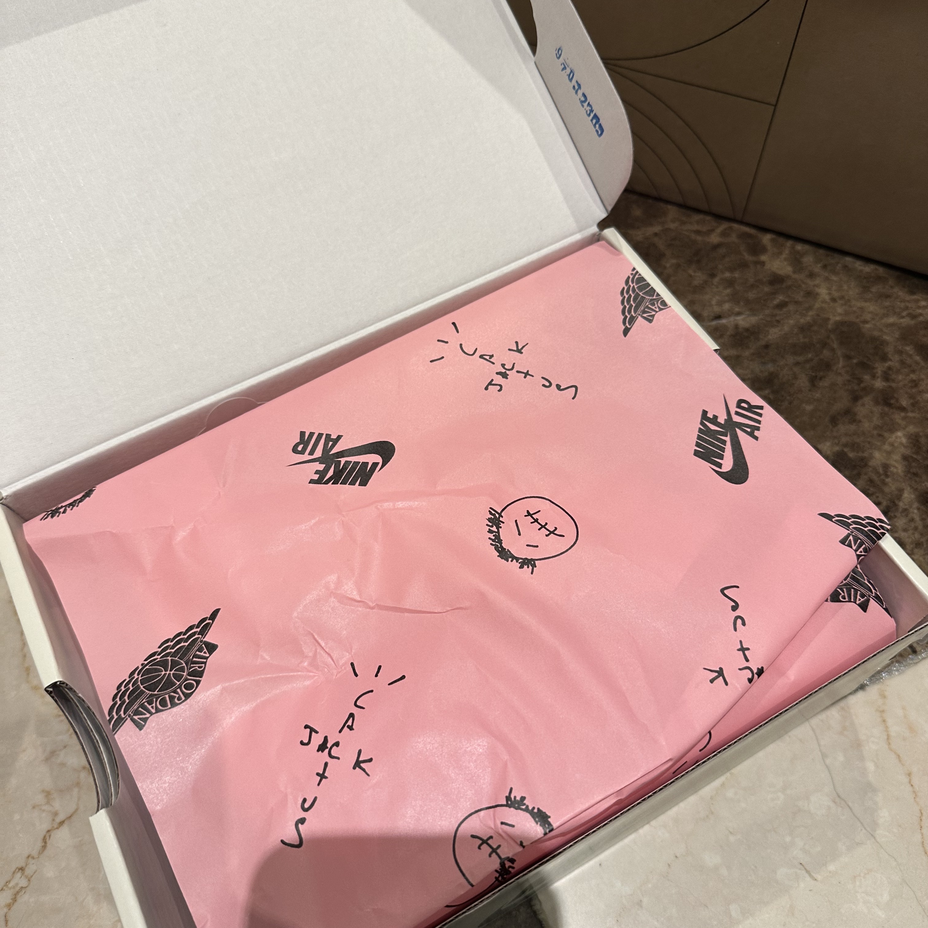 (PS) Jordan 1 x Travis Scott Retro Low OG SP Medium Olive 착용 스타일 - 3