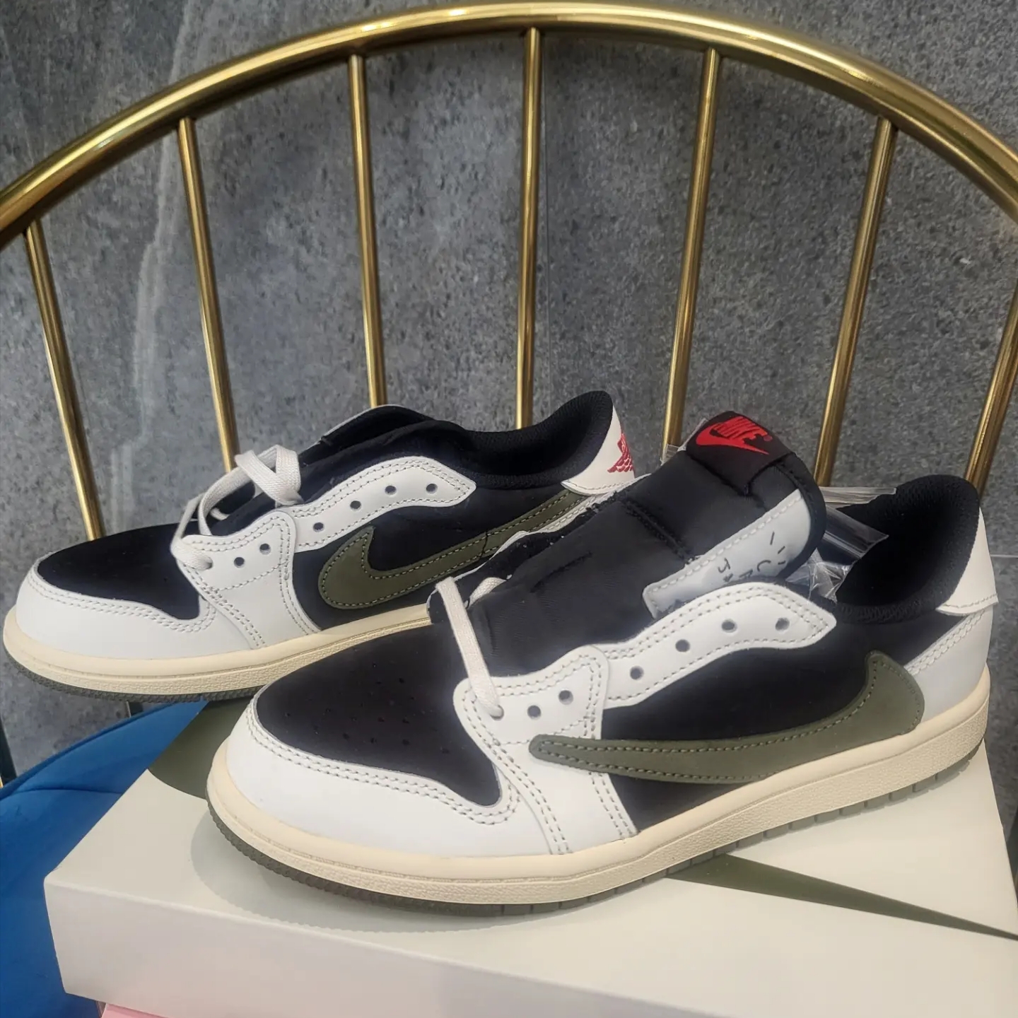 (PS) Jordan 1 x Travis Scott Retro Low OG SP Medium Olive 착용 스타일 - 2