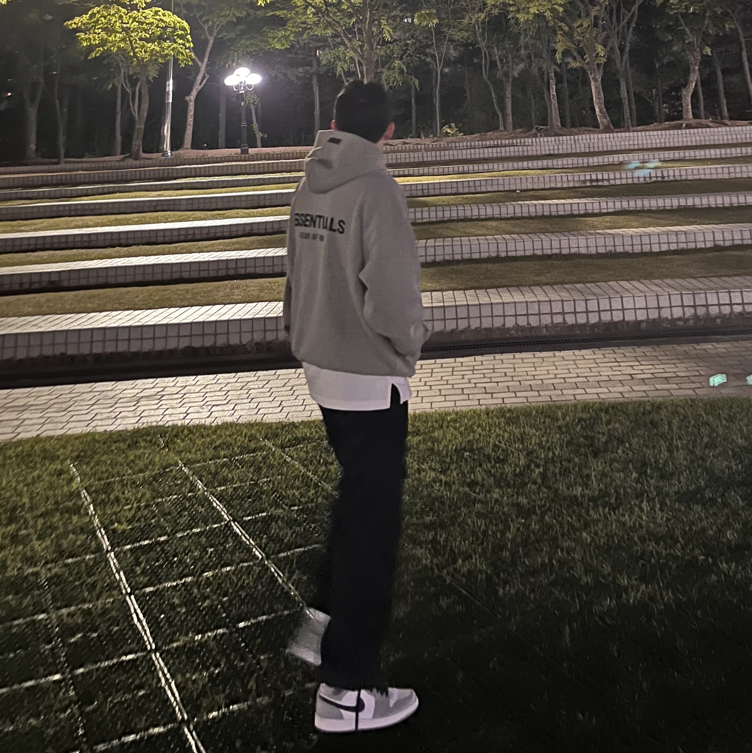 Essentials The Core Collection Hoodie Dark Oatmeal, Jordan 1 Mid Light Smoke Grey 착용 스타일