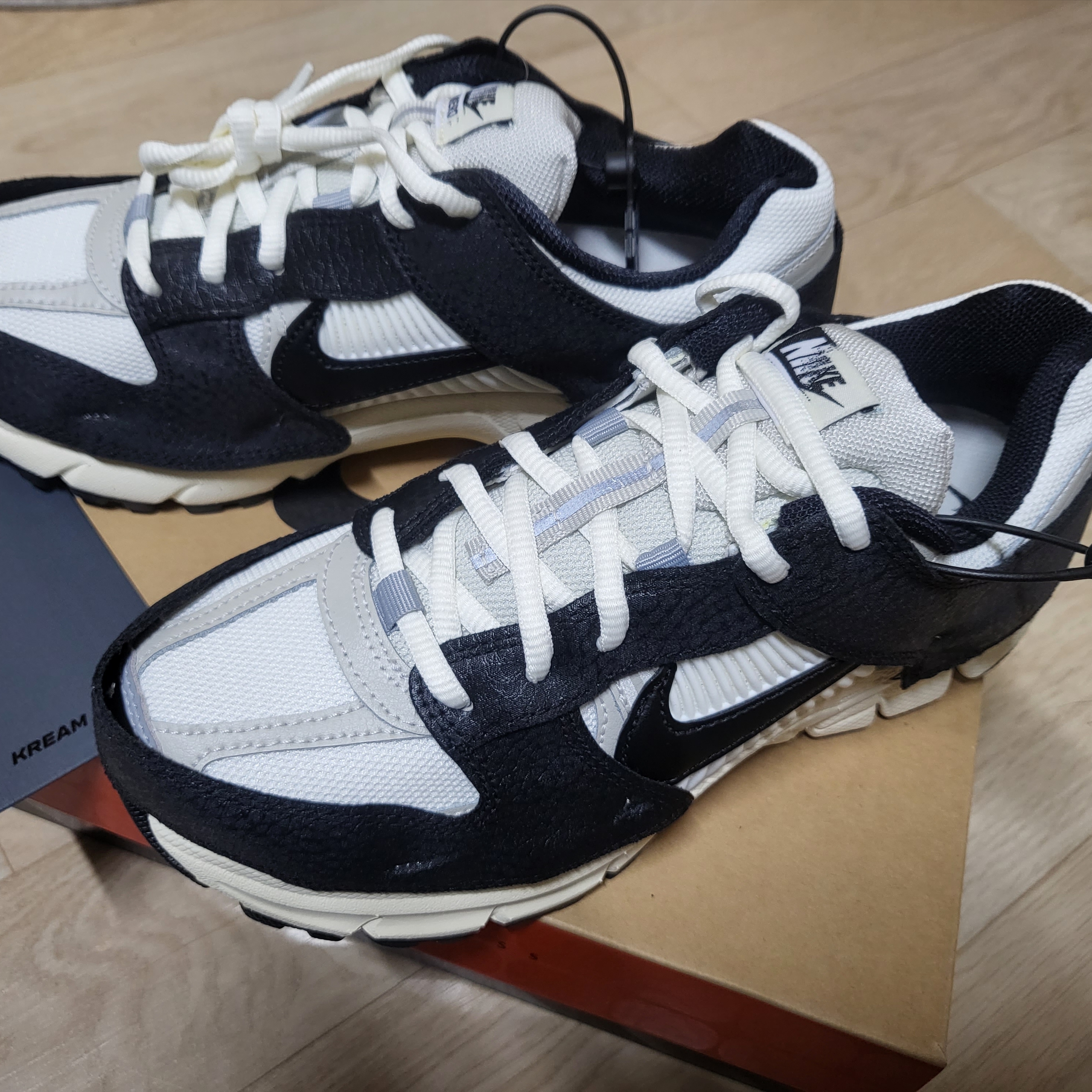(W) Nike Zoom Vomero 5 Wolf Grey and Black 착용 스타일