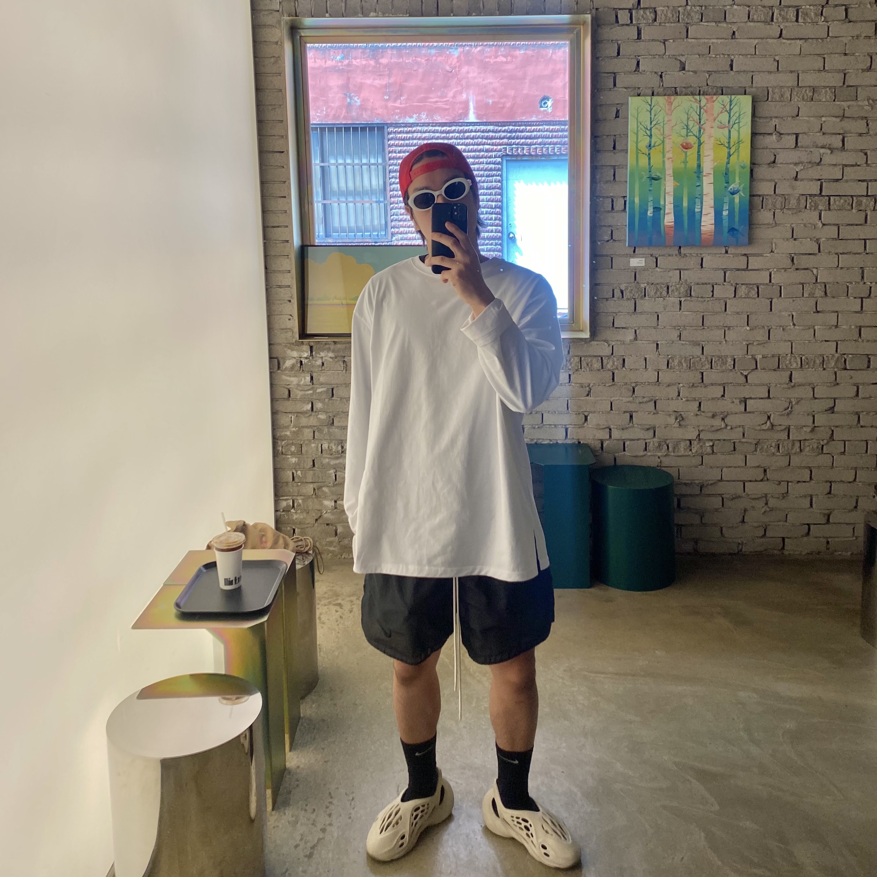 Adidas Yeezy Foam RNNR Sand, Gentle Monster La Mode W2 White 착용 스타일
