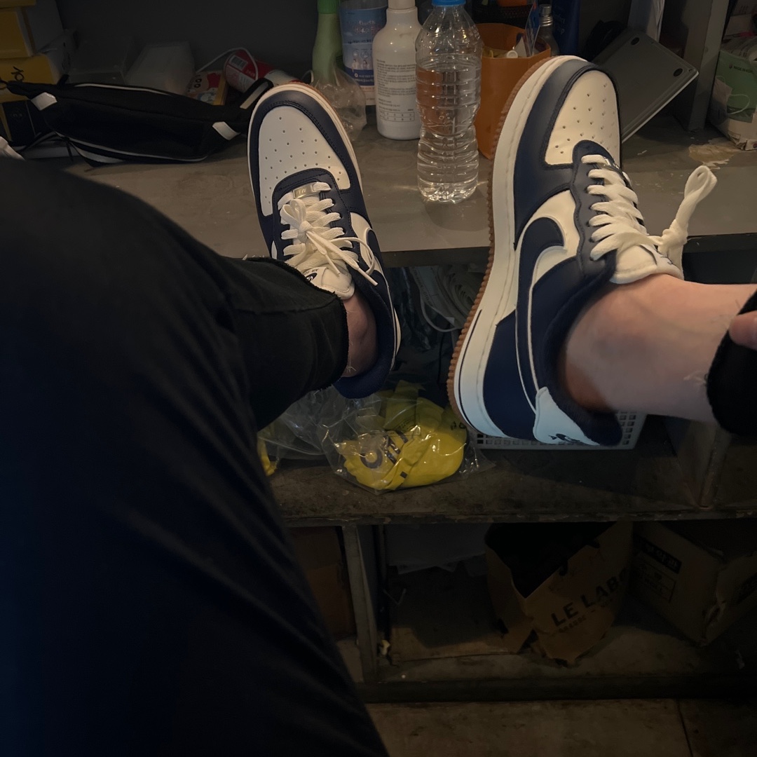 Nike Air Force 1 '07 LV8 Midnight Navy 착용 스타일