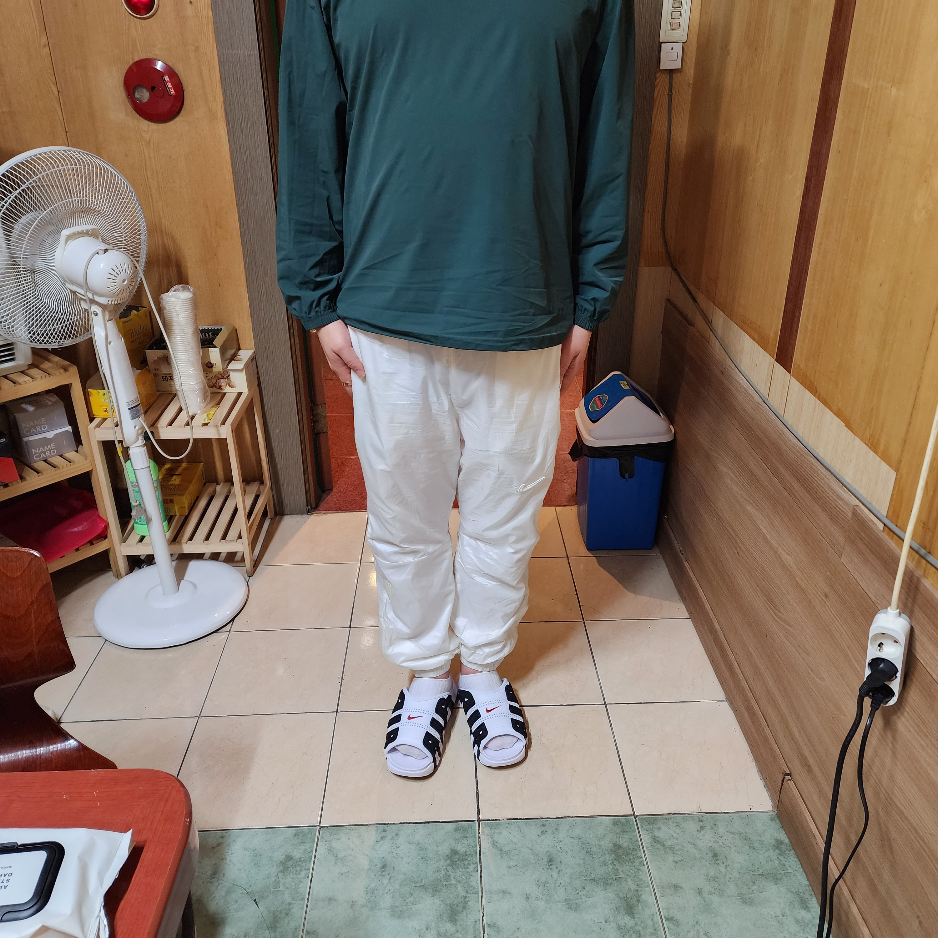 Nike Air More Uptempo Slide White Black, Nike x Drake Nocta Golf Crewneck Top Green - US/EU 착용 스타일