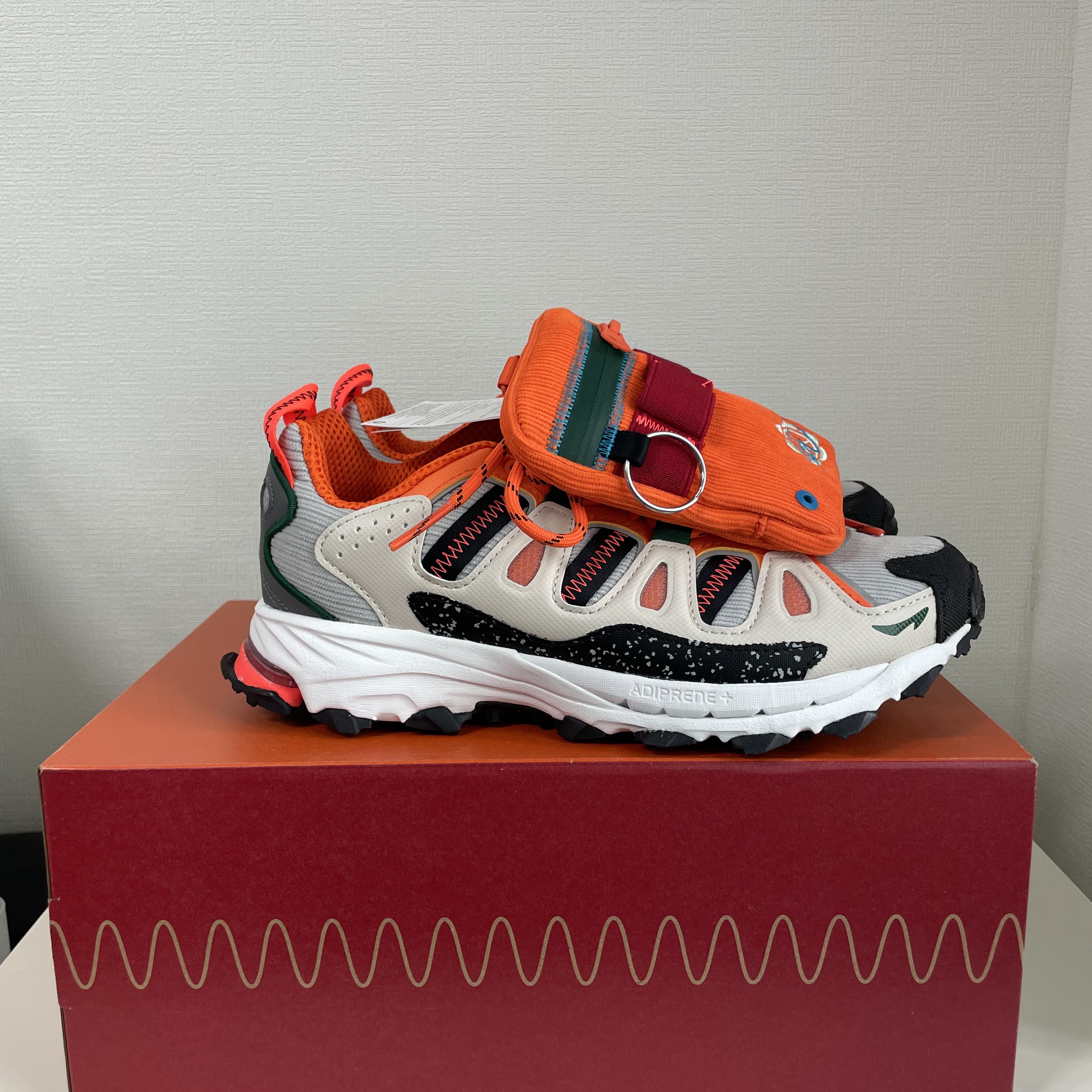 Adidas x Sean Wotherspoon x Atmos Superturf Adventure Stone Power Red 착용 스타일 - 3