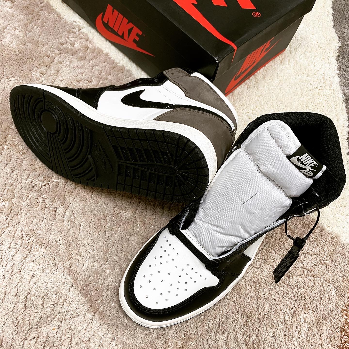 Jordan 1 Retro High OG Black Mocha 착용 스타일 - 1