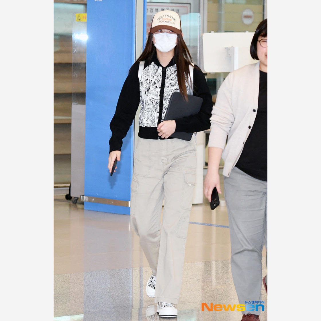 (W) Dior Walk'N'Dior Platform Sneakers Deep Blue Dior Oblique 착용 스타일 - 3