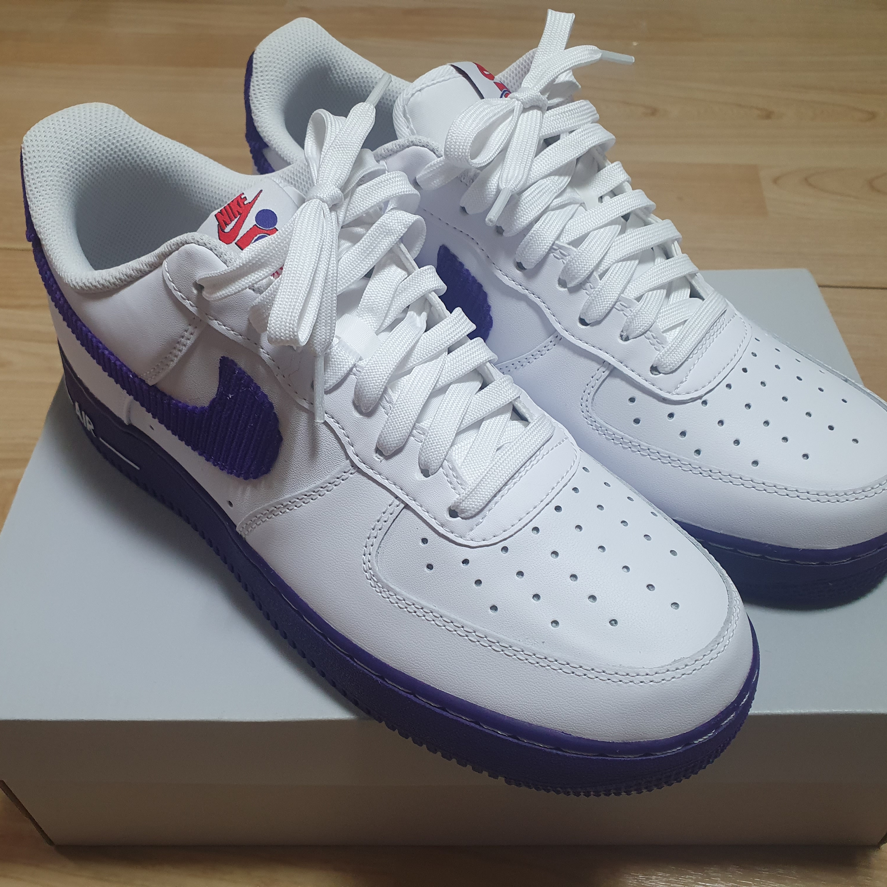 Nike Air Force 1 '07 LV8 EMB White and Court Purple 착용 스타일