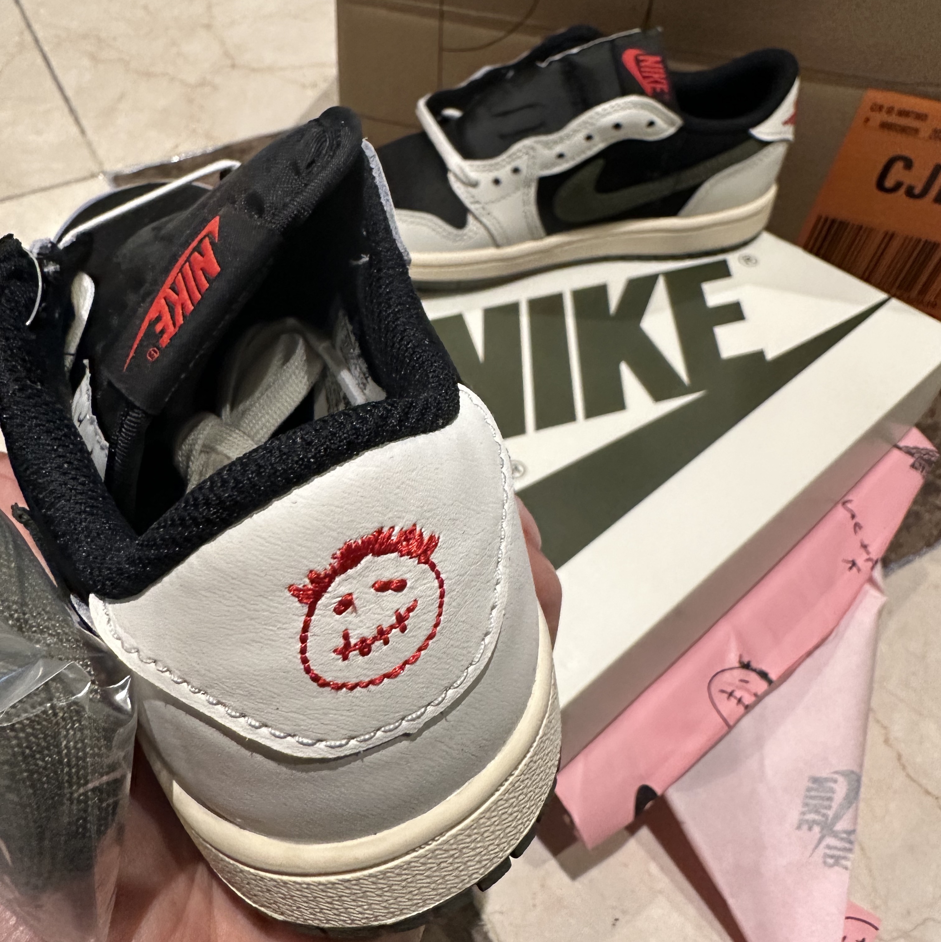(PS) Jordan 1 x Travis Scott Retro Low OG SP Medium Olive 착용 스타일 - 1