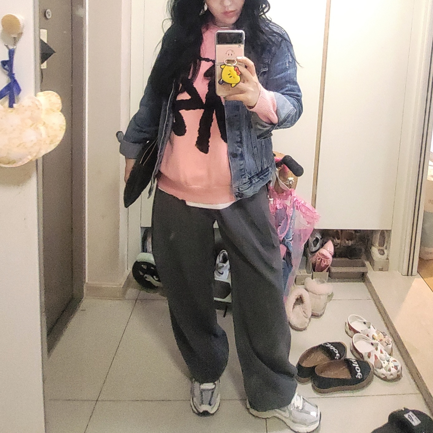 Stussy Stock Sweater Pink, (W) Nike Zoom Vomero 5 Photon Dust and Metallic Silver 착용 스타일
