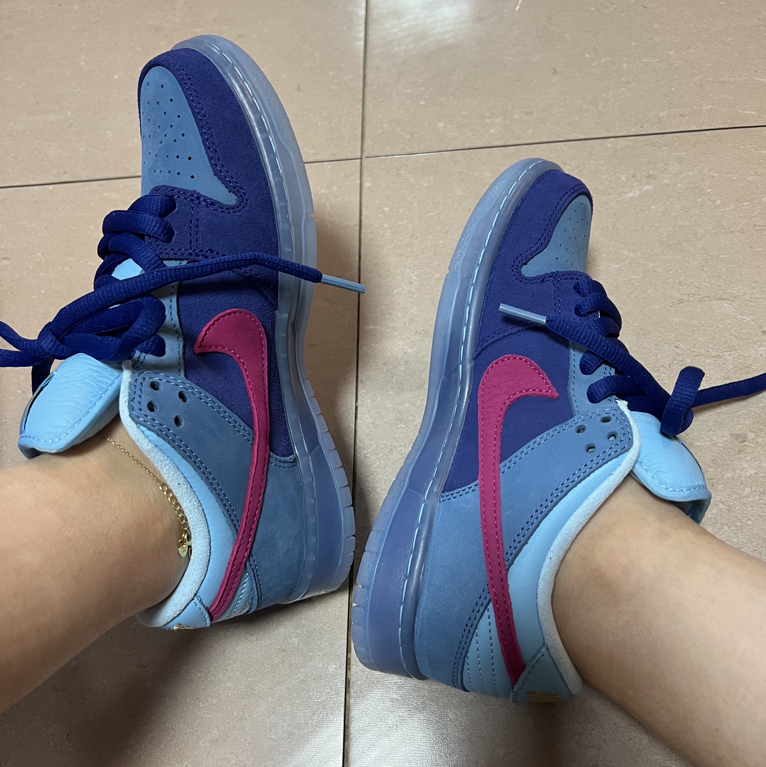 Nike x Run The Jewels SB Dunk Low Deep Royal Blue and Active Pink 착용 스타일 - 2