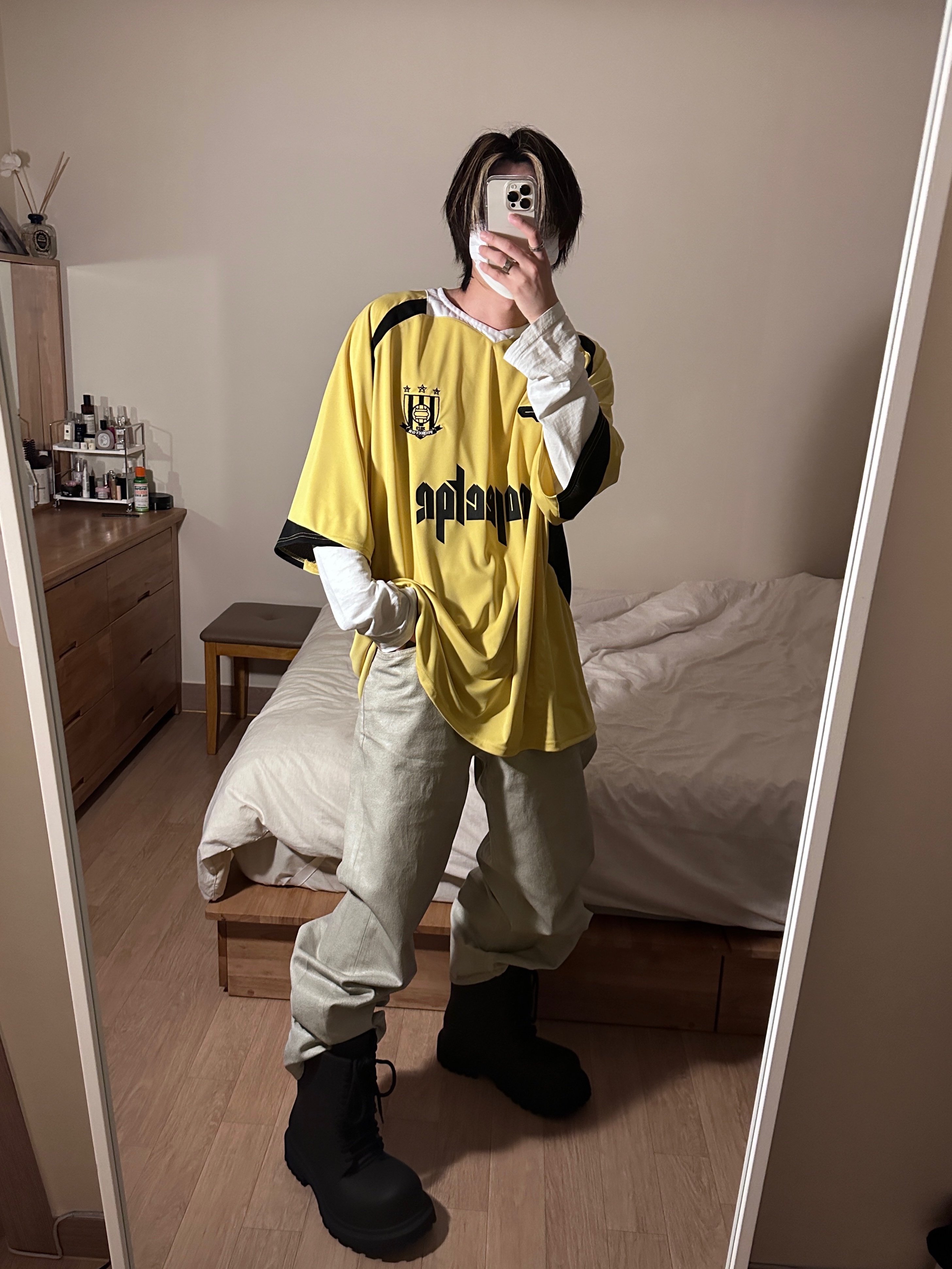 Project G/R Oversized Football Jersey Yellow, Balenciaga XL Army Boots Full Eva Black 착용 스타일 - 1