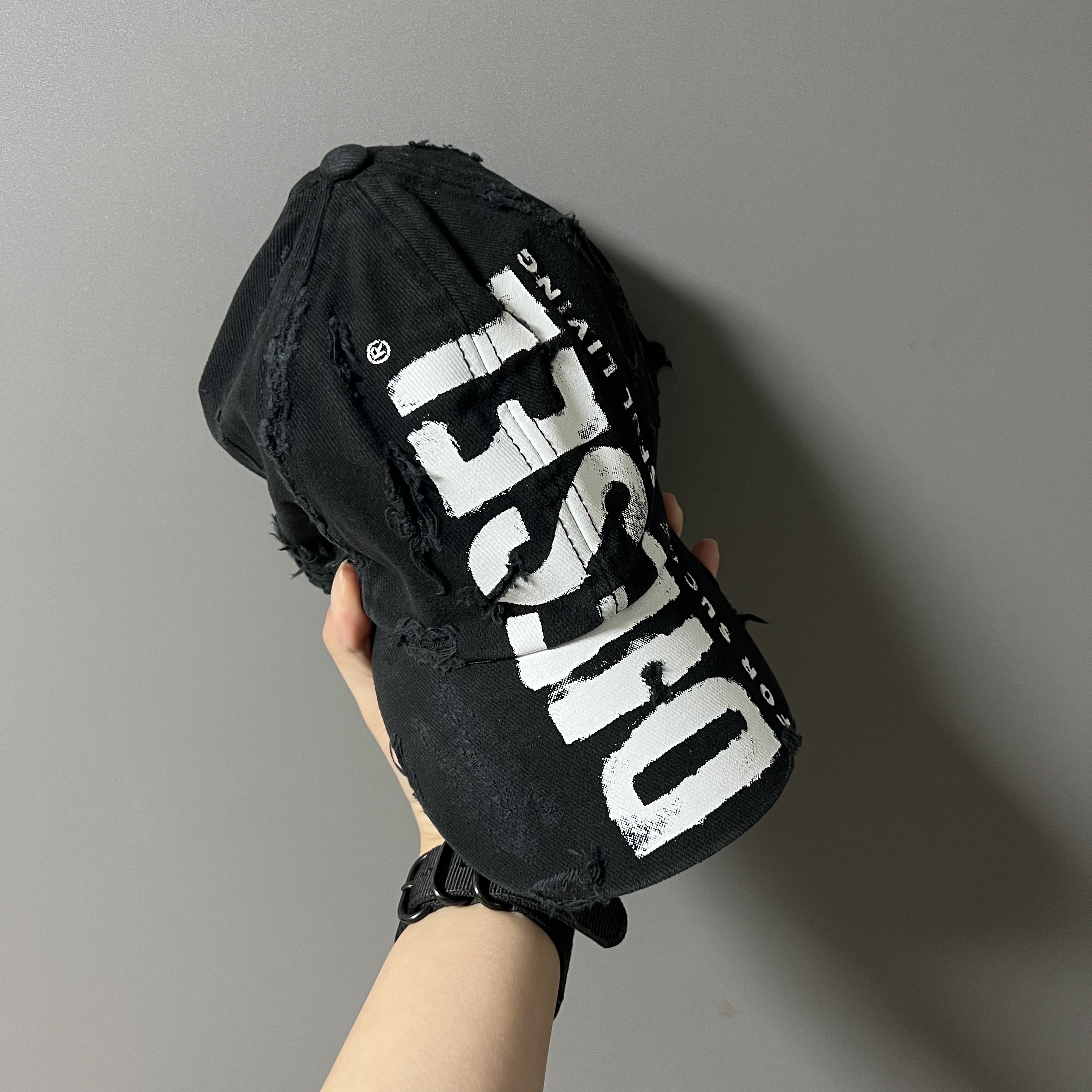 디젤 C-이완 베이스볼 캡 디젤 레터링 블랙 착용 스타일