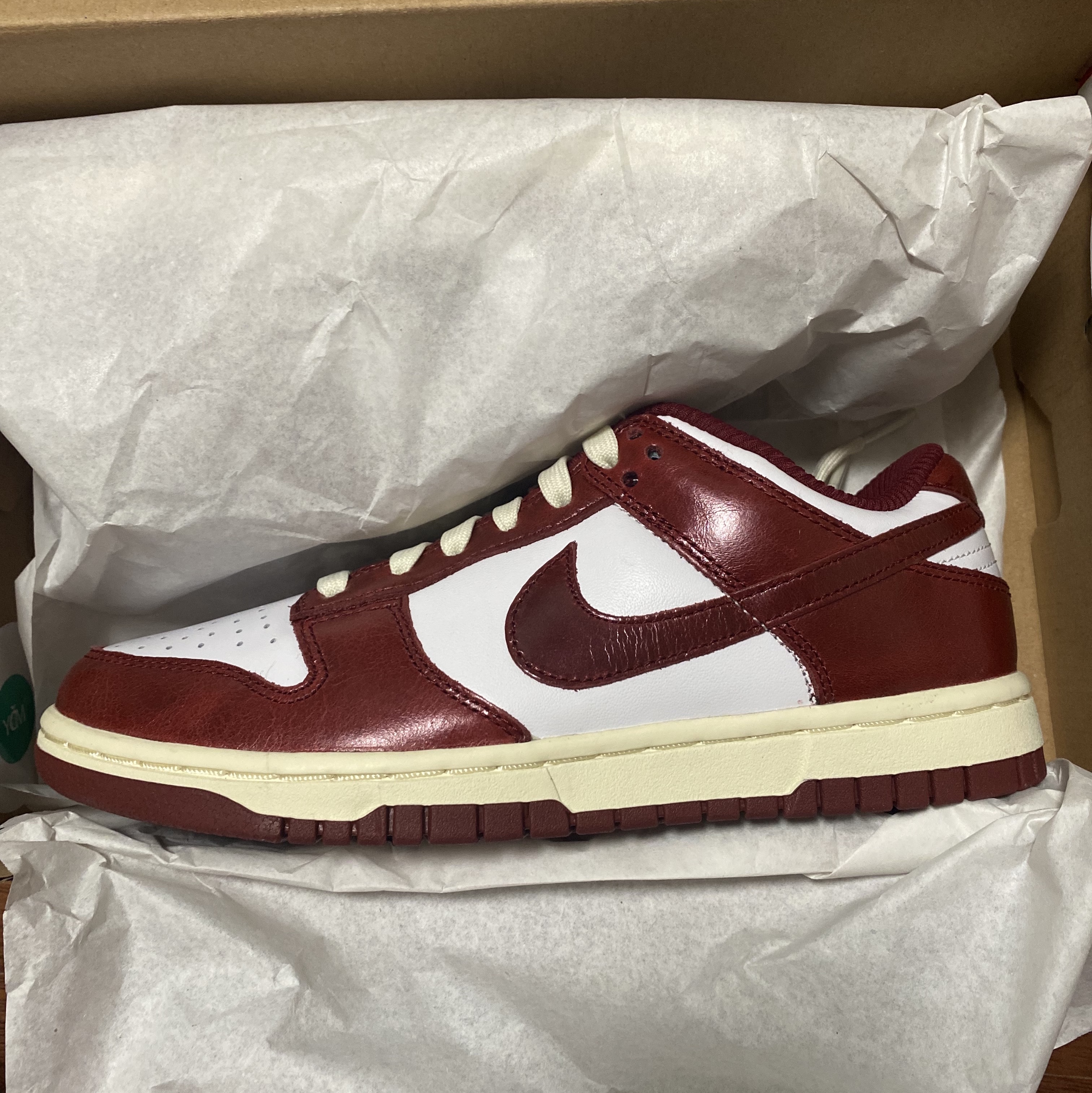 (W) Nike Dunk Low Retro PRM Team Red and White, Nike Dunk Low Retro Gym Red 착용 스타일 - 3