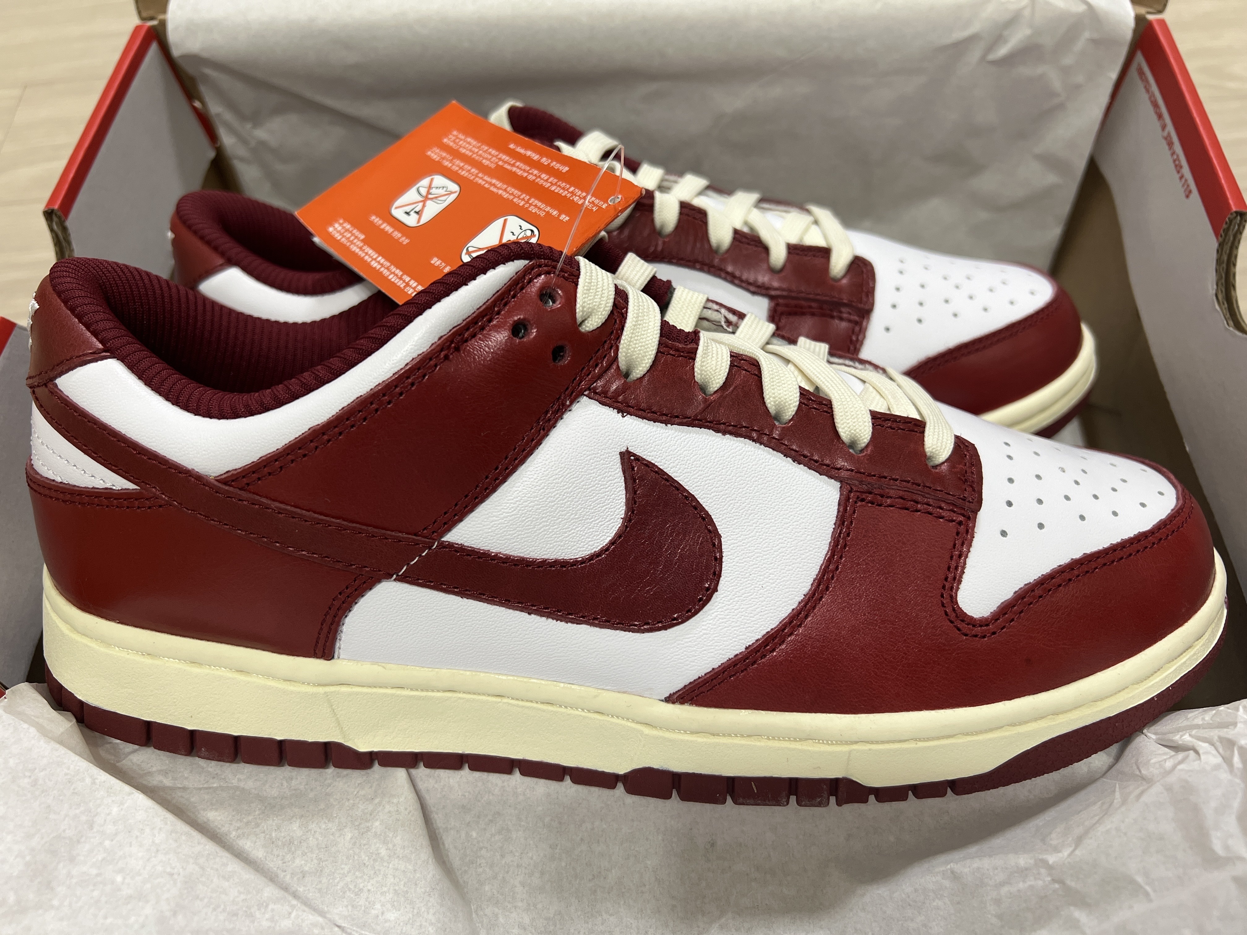 (W) Nike Dunk Low Retro PRM Team Red and White 착용 스타일