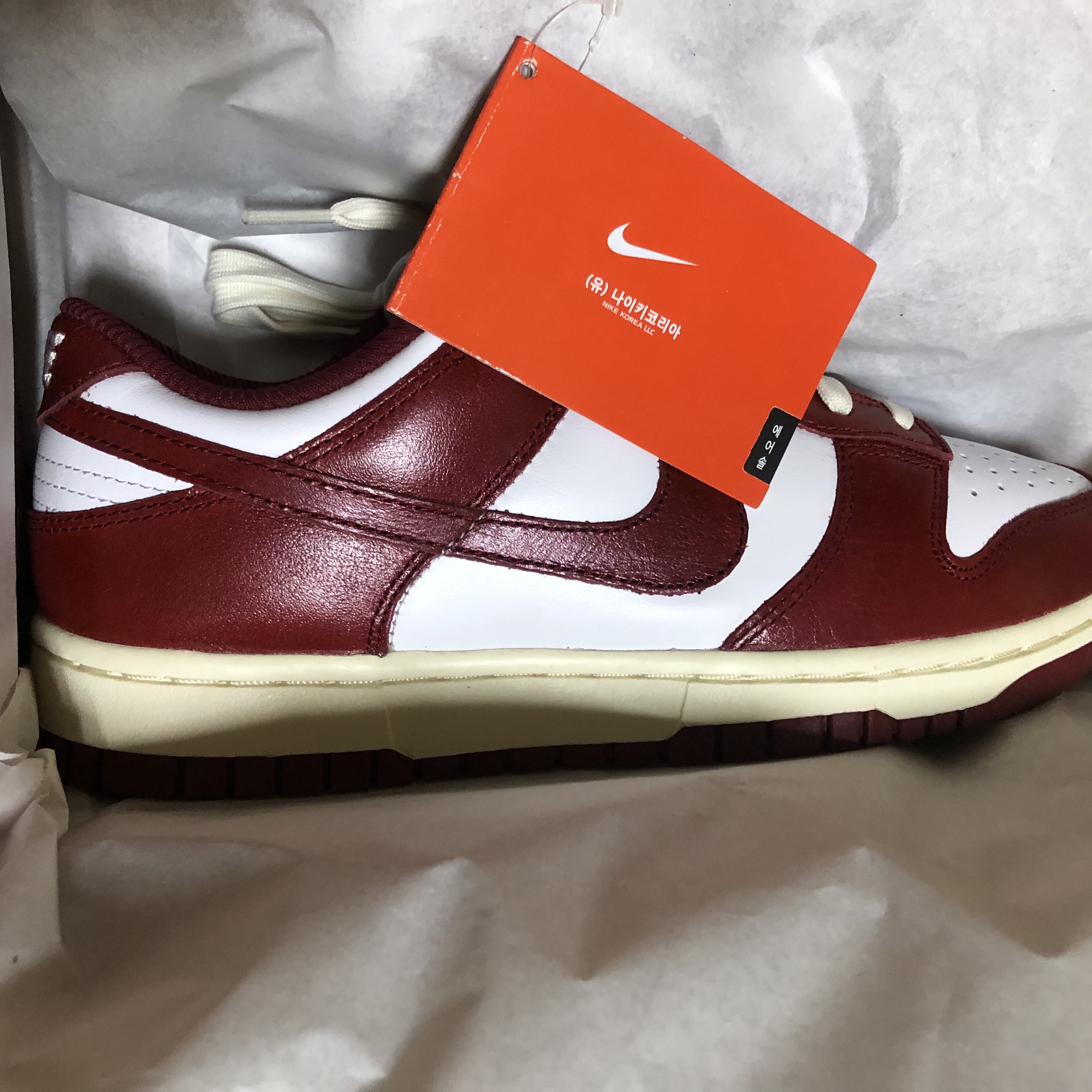 (W) Nike Dunk Low Retro PRM Team Red and White 착용 스타일
