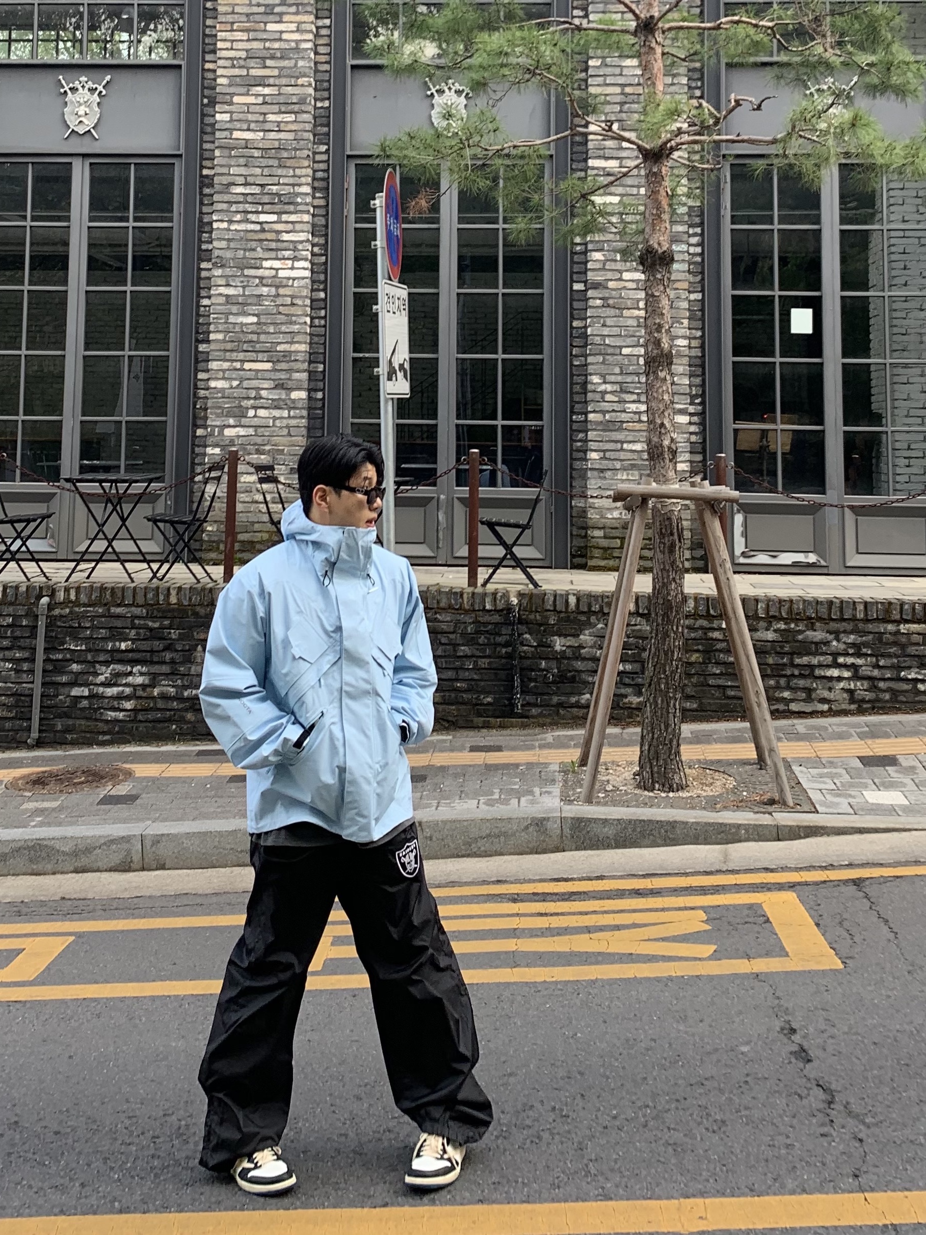 Nike x Drake Nocta Alien Gore-Tex Jacket Cobalt - US/EU, Jordan 1 x Travis Scott x Fragment Retro Low OG SP Military Blue 착용 스타일 - 3