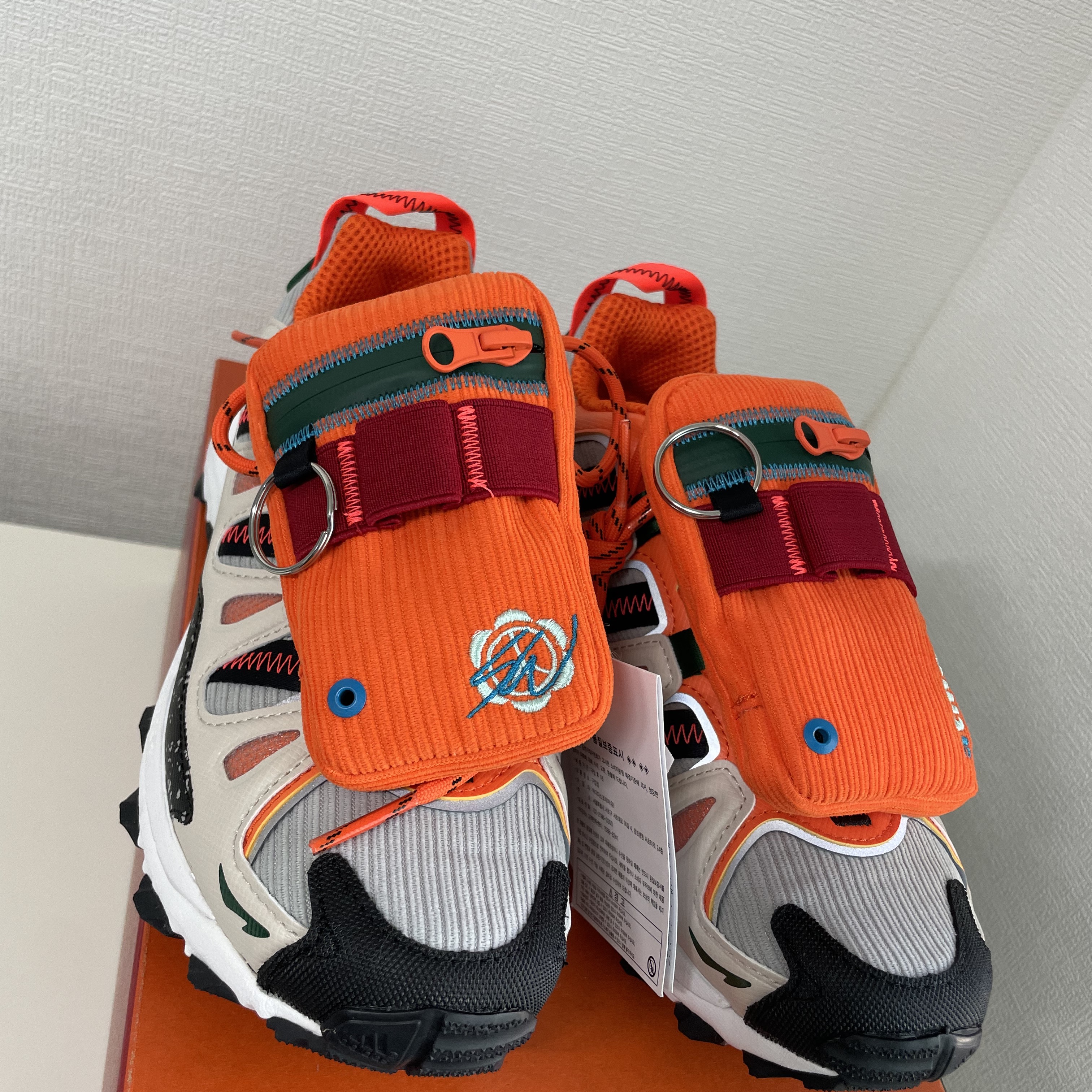 Adidas x Sean Wotherspoon x Atmos Superturf Adventure Stone Power Red 착용 스타일 - 1