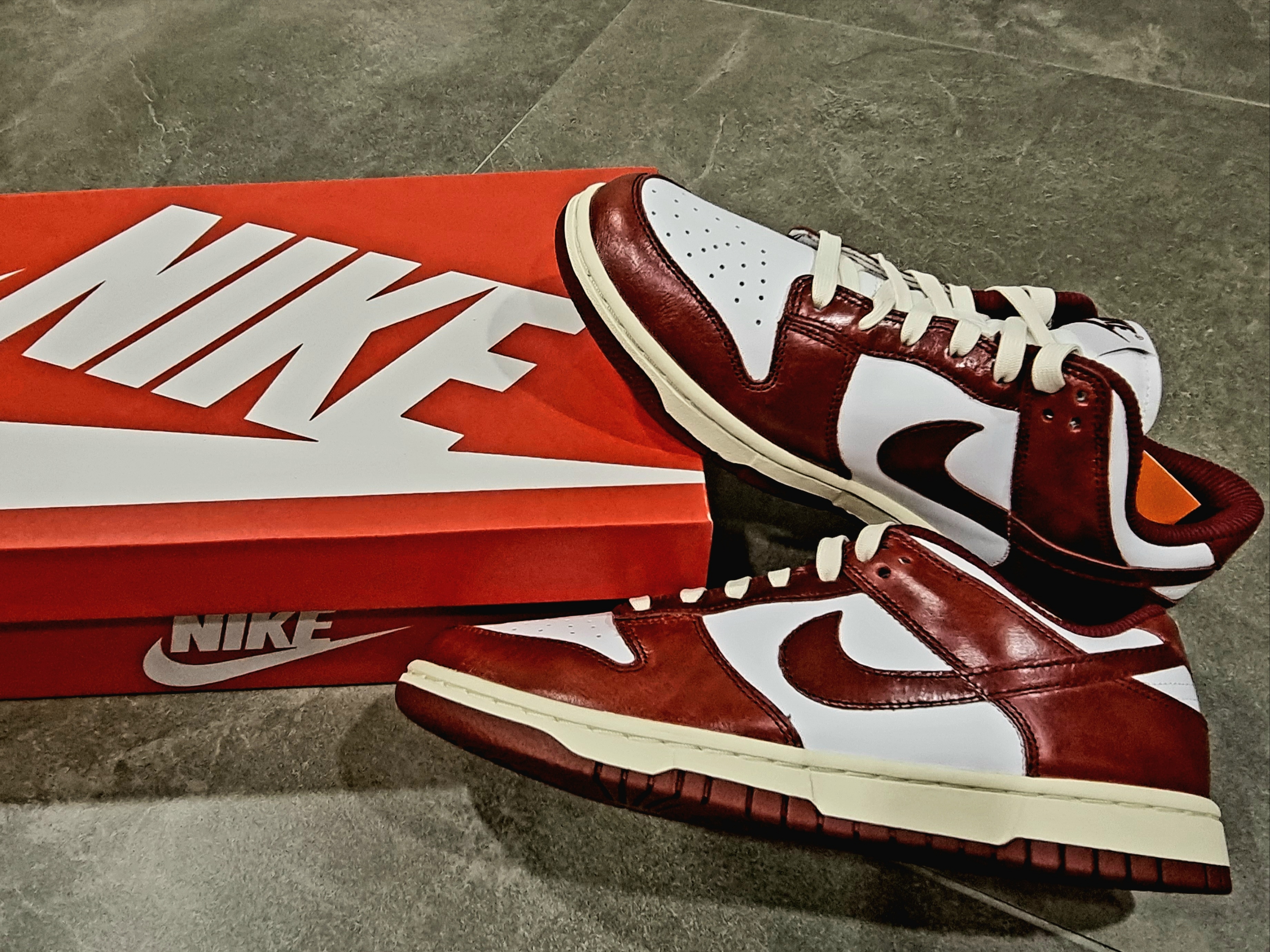 (W) Nike Dunk Low Retro PRM Team Red and White 착용 스타일 - 5