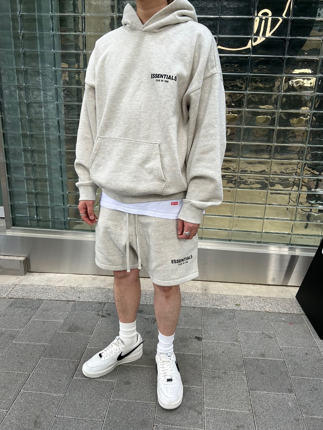Essentials The Core Collection Hoodie Light Oatmeal, Essentials The Core Collection Sweatshorts Light Oatmeal 착용 스타일 - 1