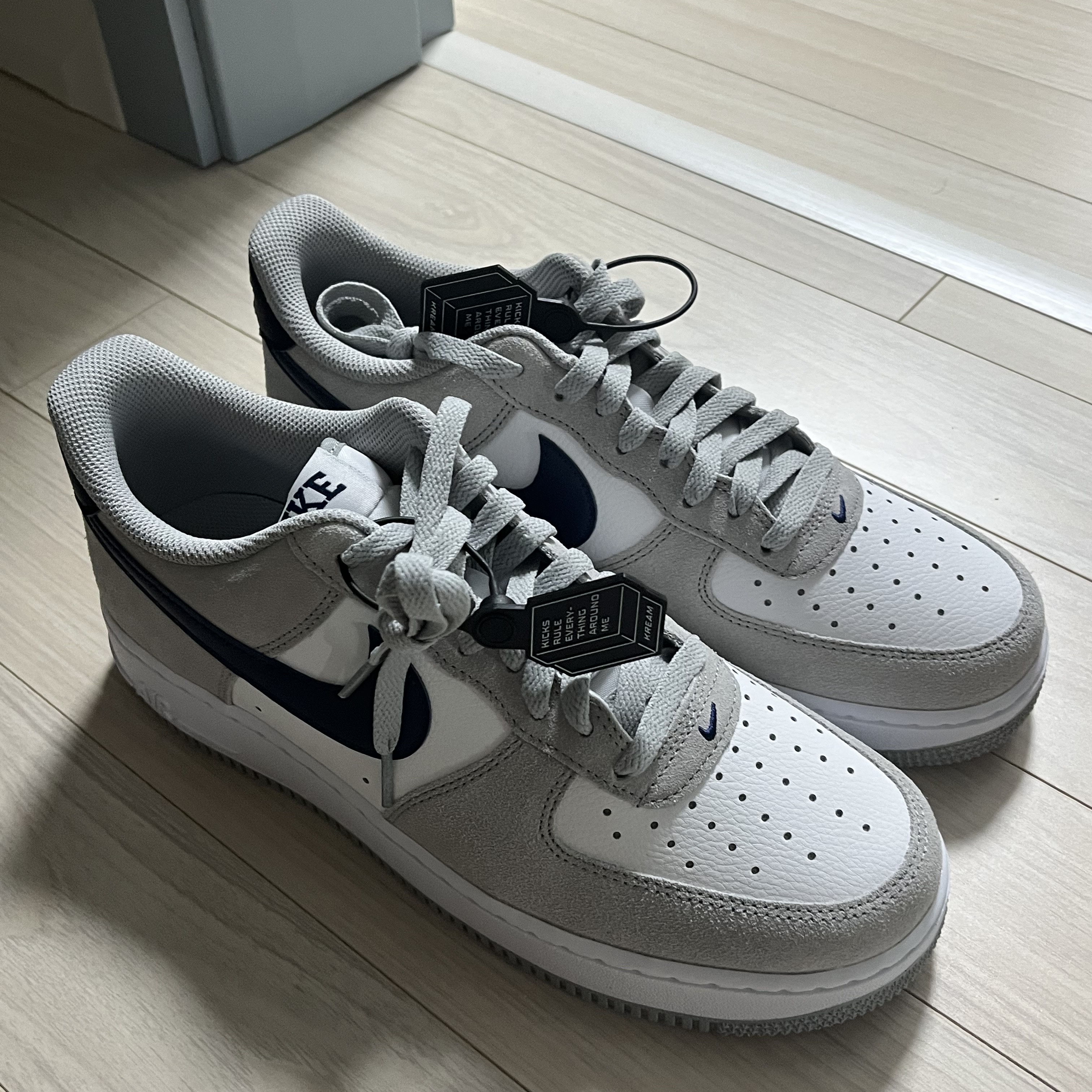 Nike Air Force 1 '07 Light Smoke Grey Midnight Navy 착용 스타일 - 1