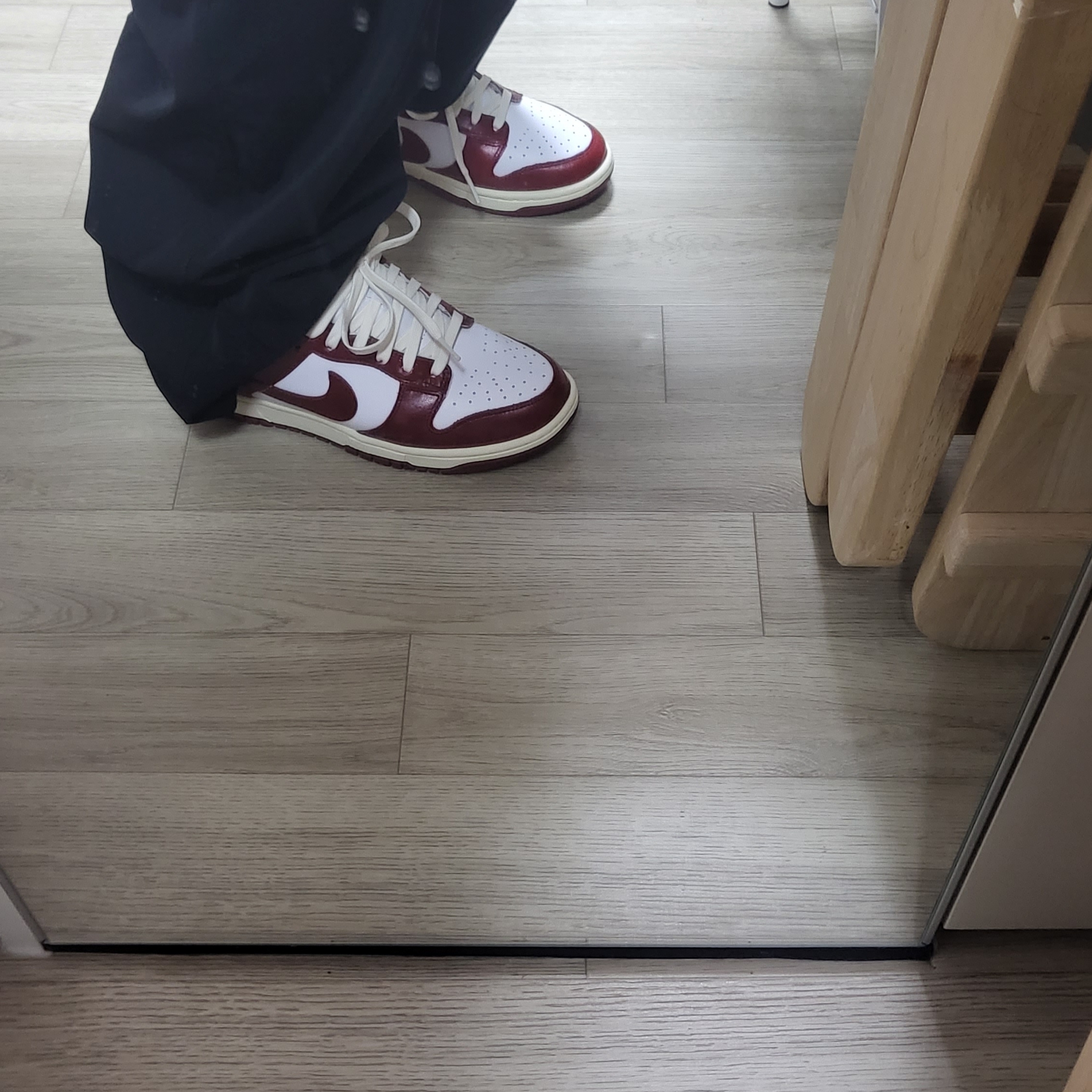 (W) Nike Dunk Low Retro PRM Team Red and White 착용 스타일 - 1
