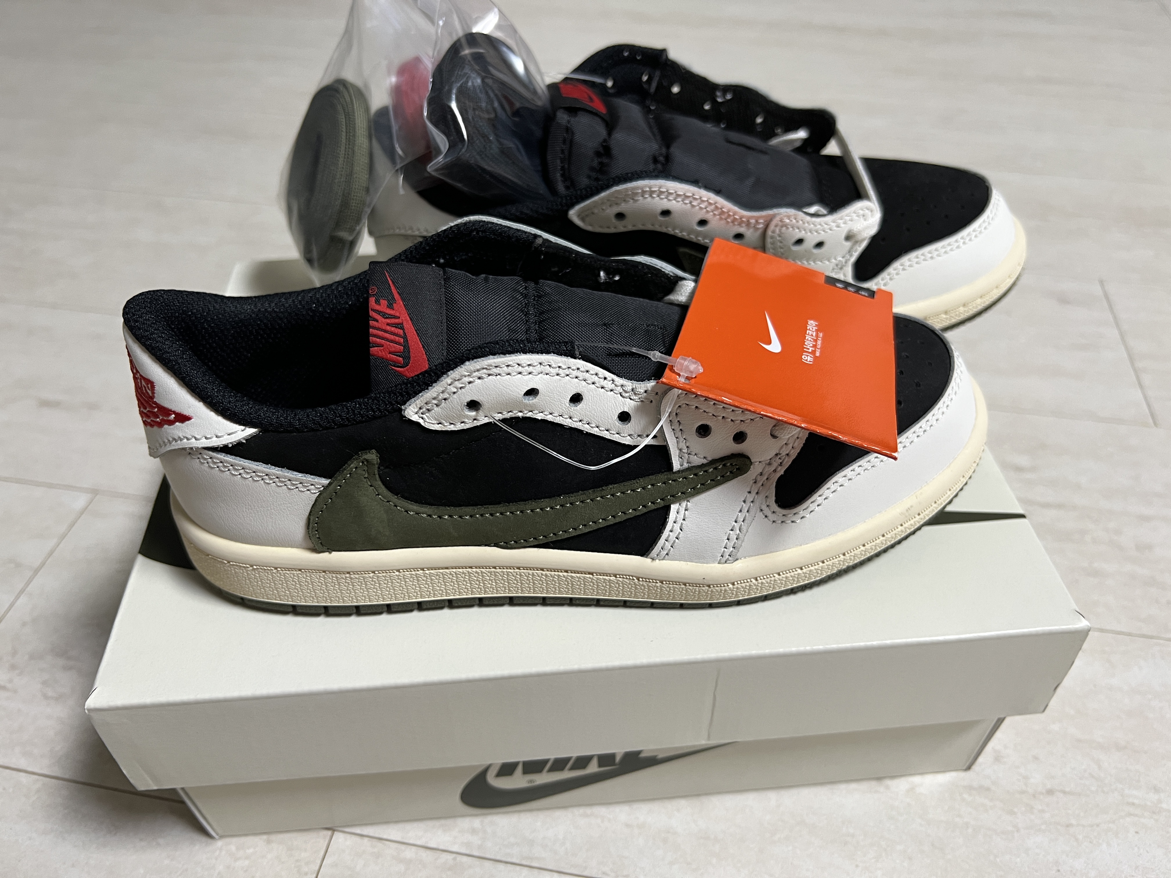 (PS) Jordan 1 x Travis Scott Retro Low OG SP Medium Olive 착용 스타일 - 1
