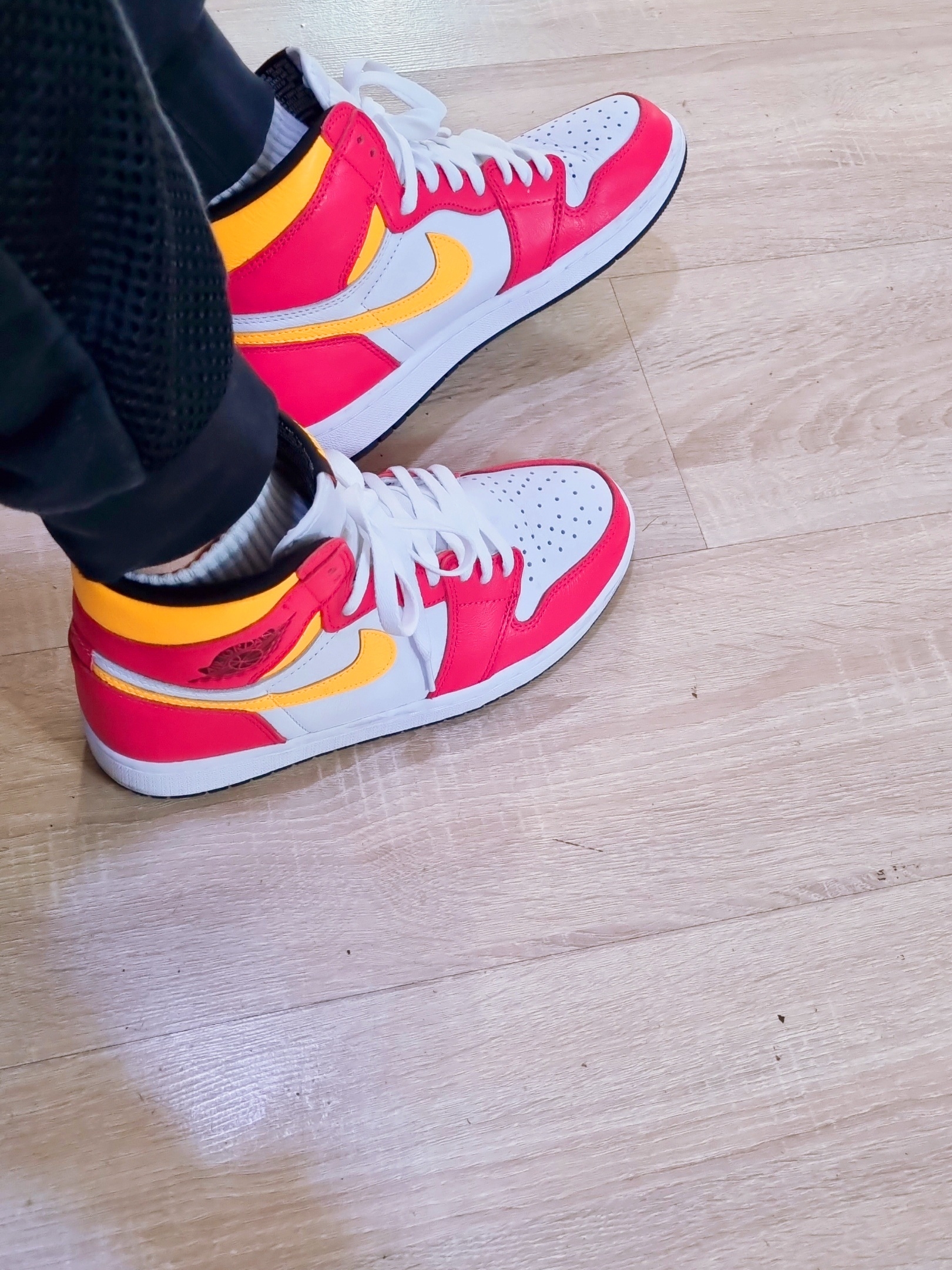 Jordan 1 Retro High OG Light Fusion Red 착용 스타일 - 1