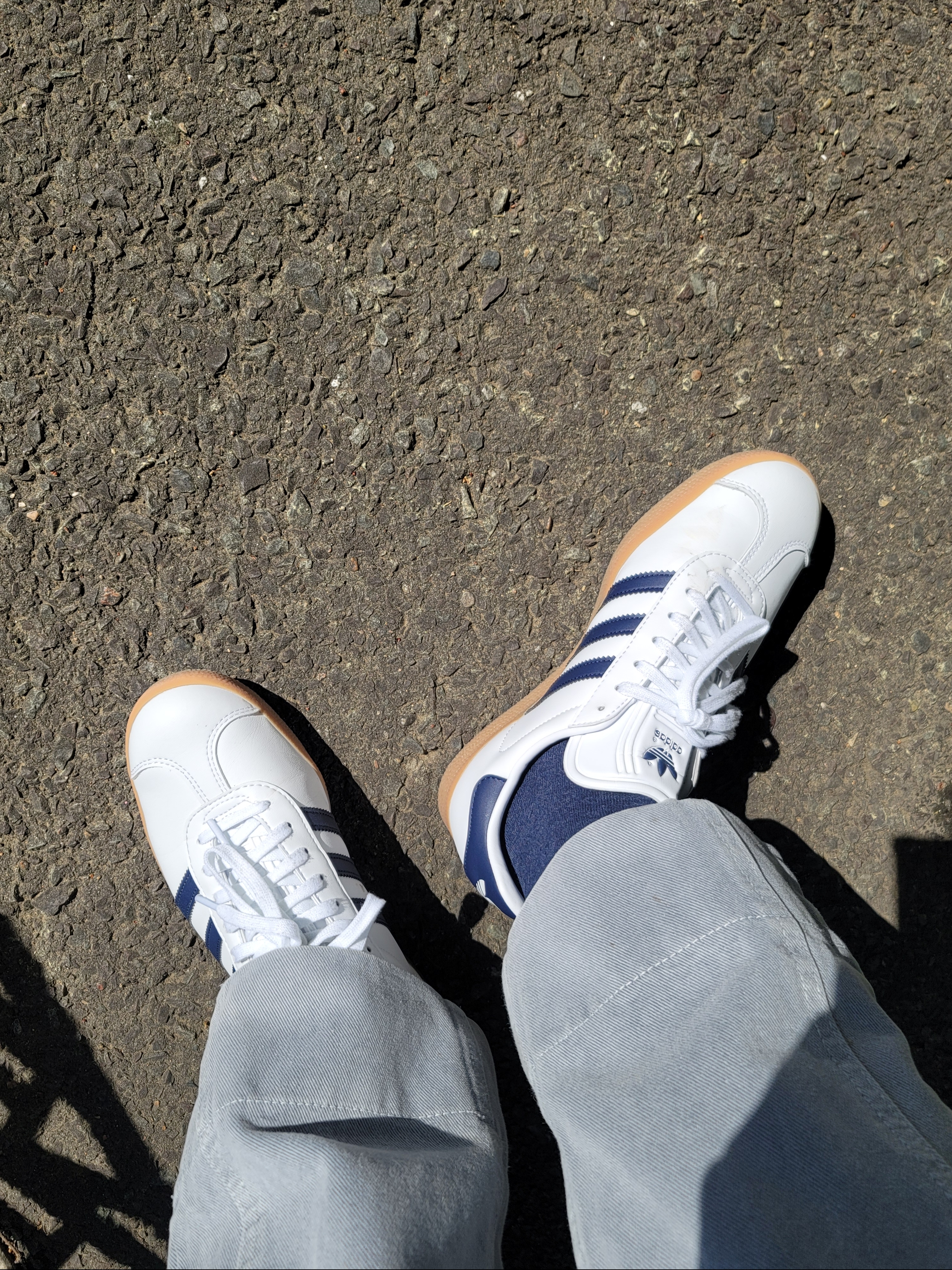 Adidas Gazelle White Collegiate Navy 착용 스타일 - 3