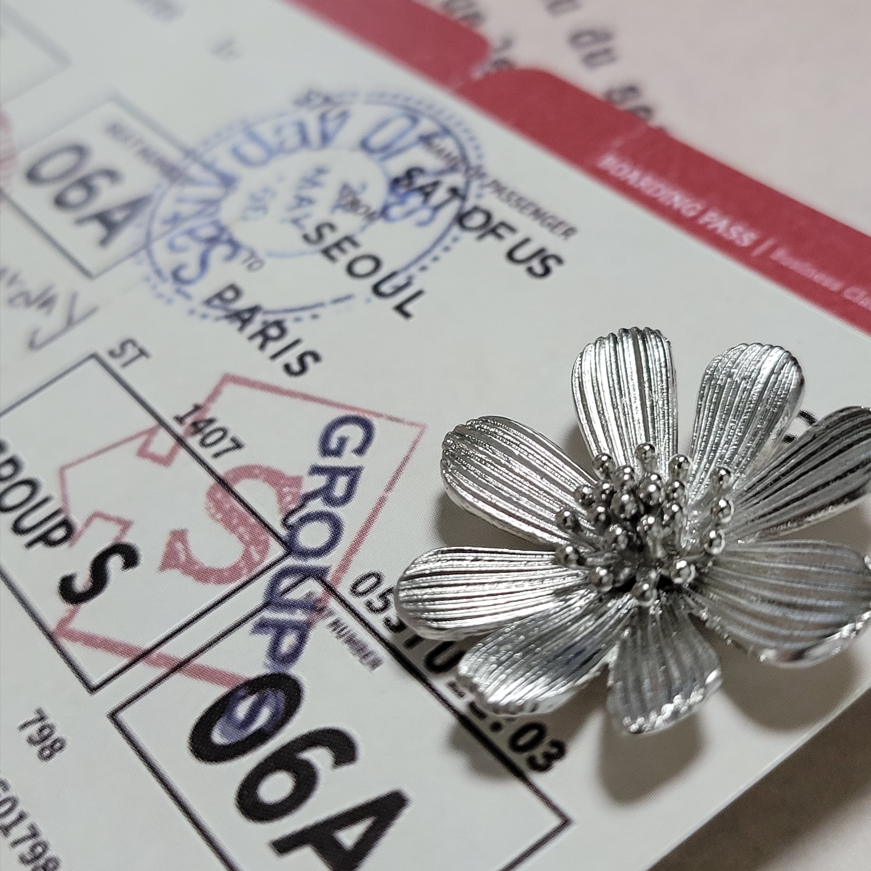 [KREAM 단독] STU Flower Metal Brooch 착용 스타일