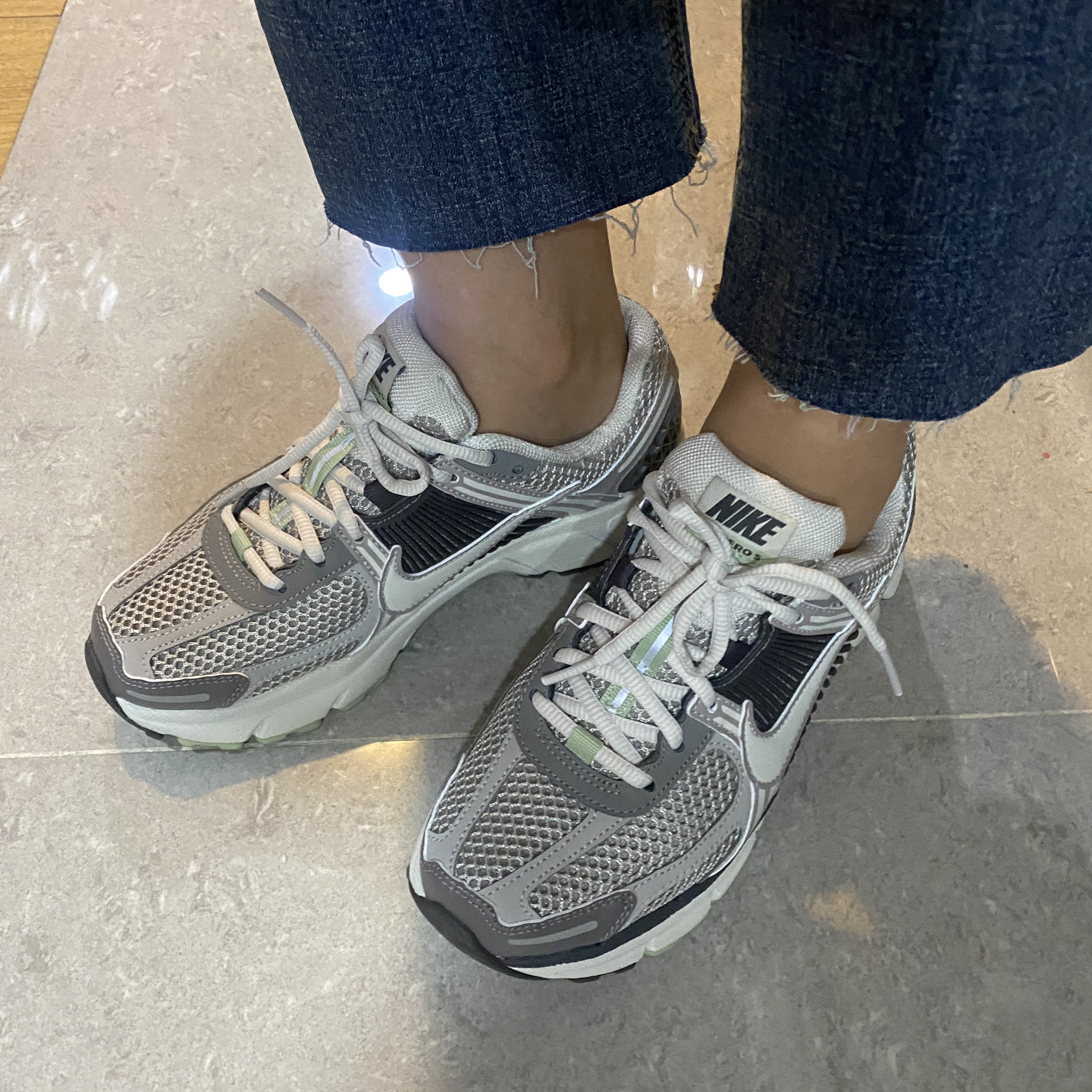 (W) Nike Zoom Vomero 5 Cobblestone and Flat Pewter 착용 스타일 - 1