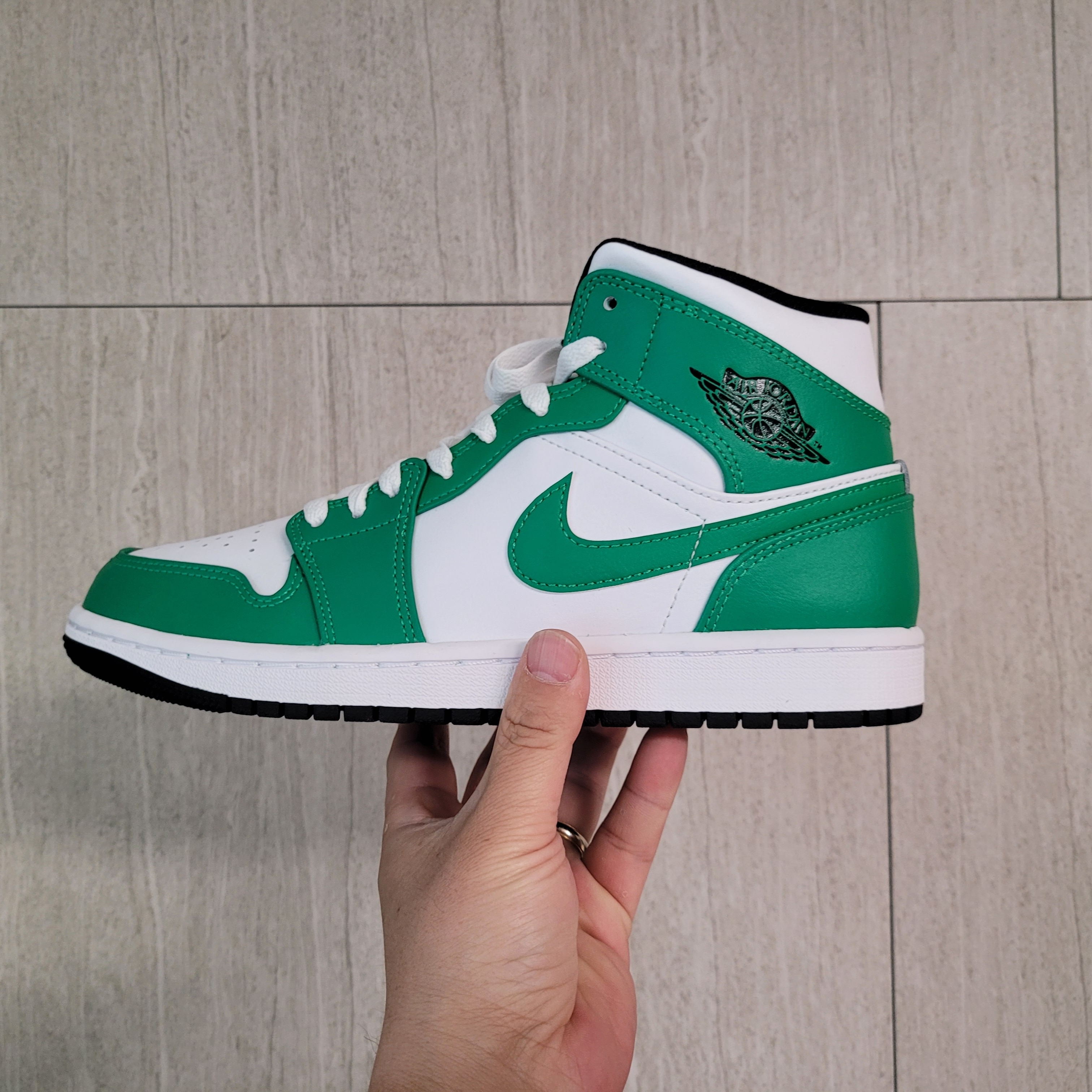 Jordan 1 Mid Lucky Green 착용 스타일 - 1