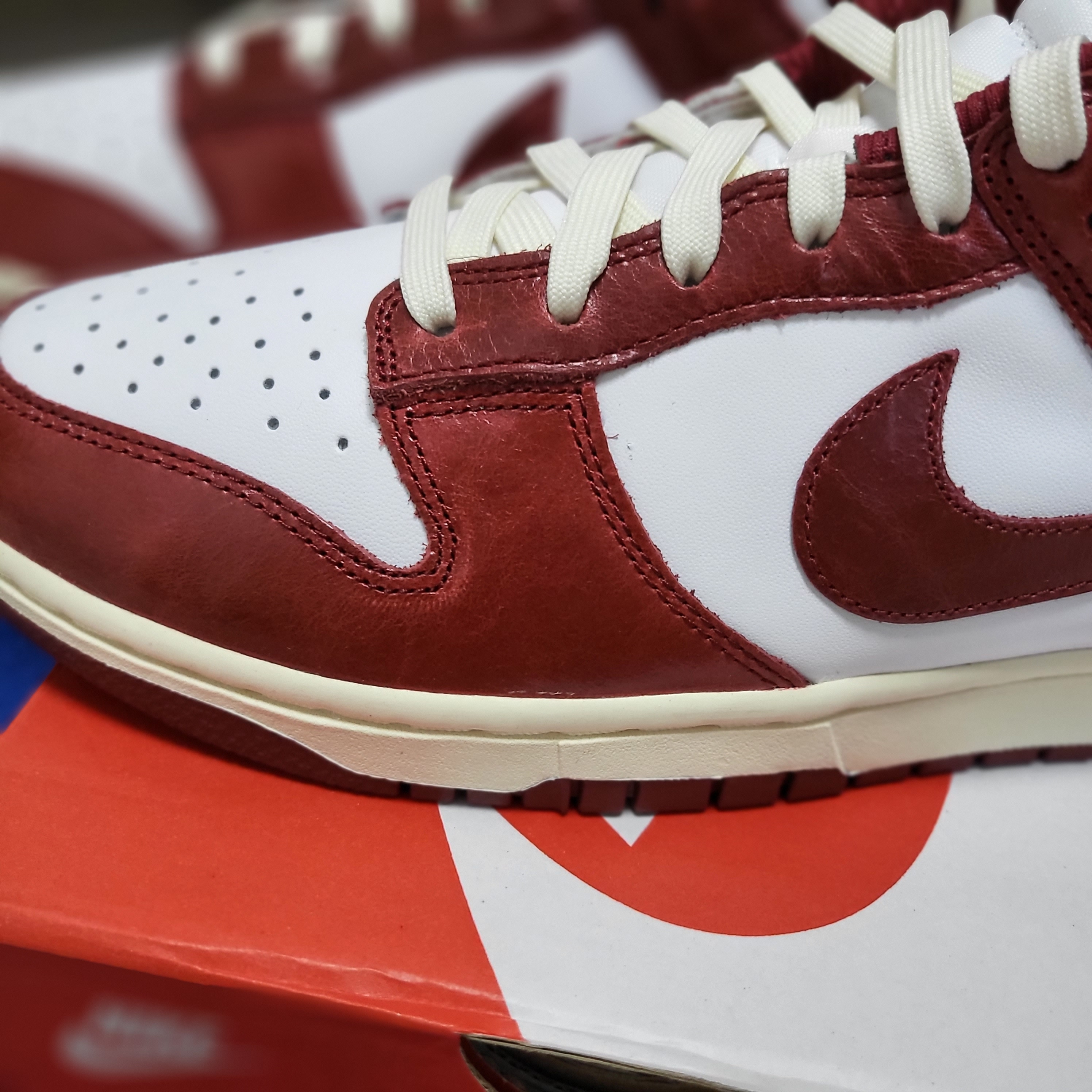(W) Nike Dunk Low Retro PRM Team Red and White 착용 스타일 - 2