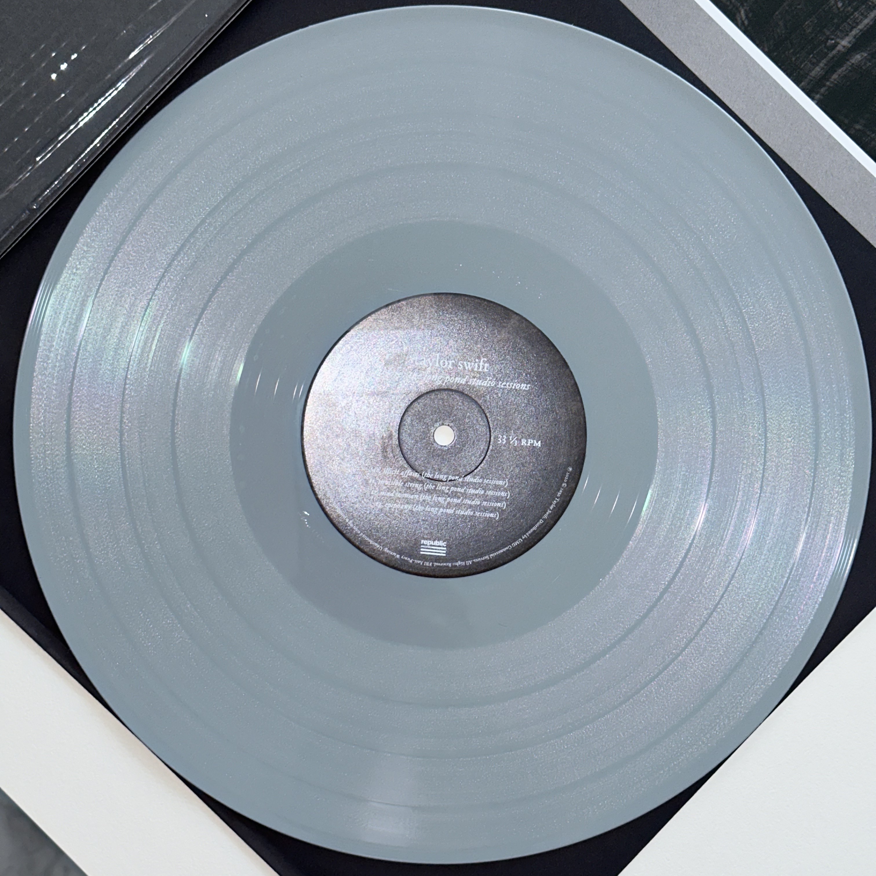 테일러 스위프트 포크로어 : 더 롱 폰드 스튜디오 세션즈 그레이 (2LP) 착용 스타일 - 5