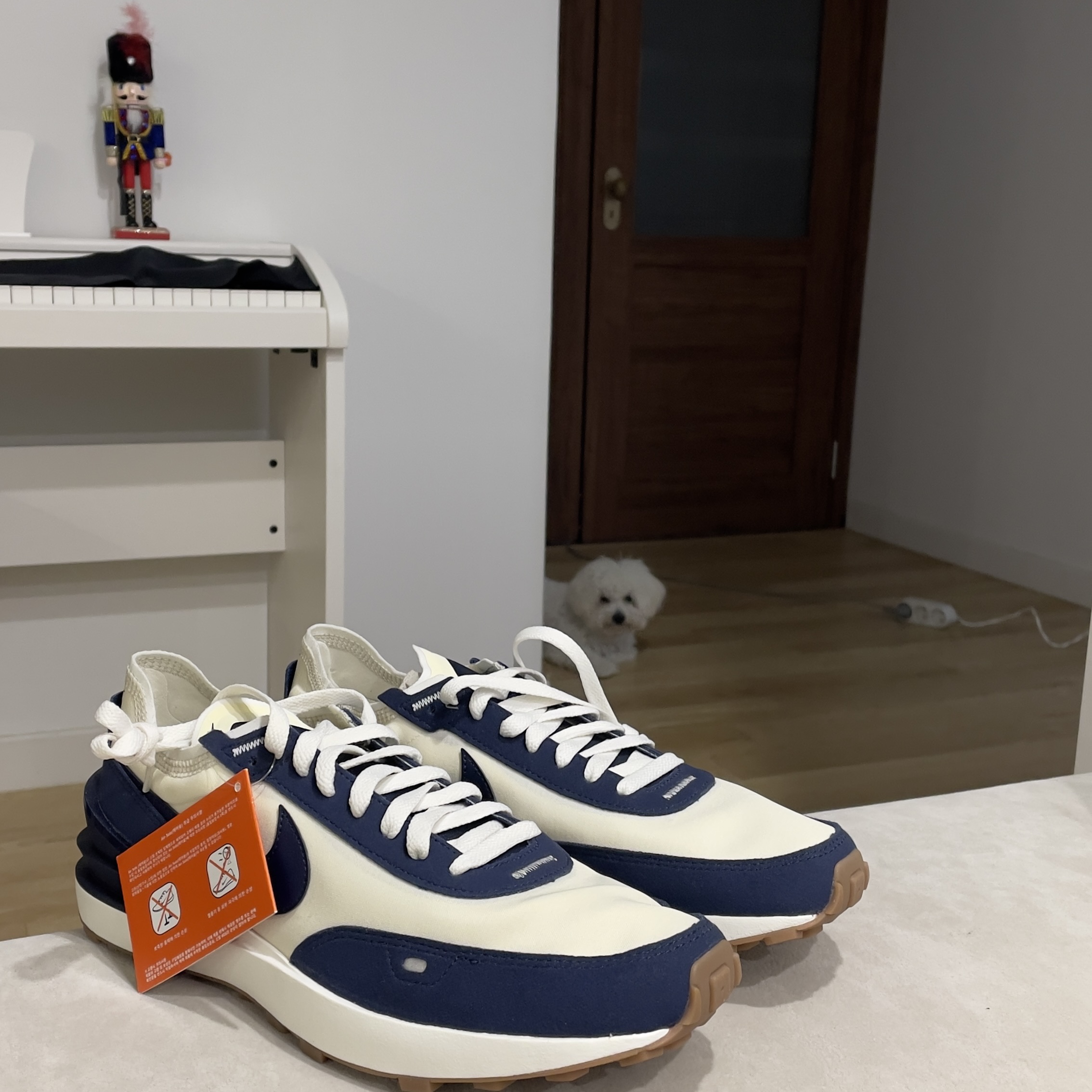 Nike Waffle One SE Coconut Milk Midnight Navy 착용 스타일