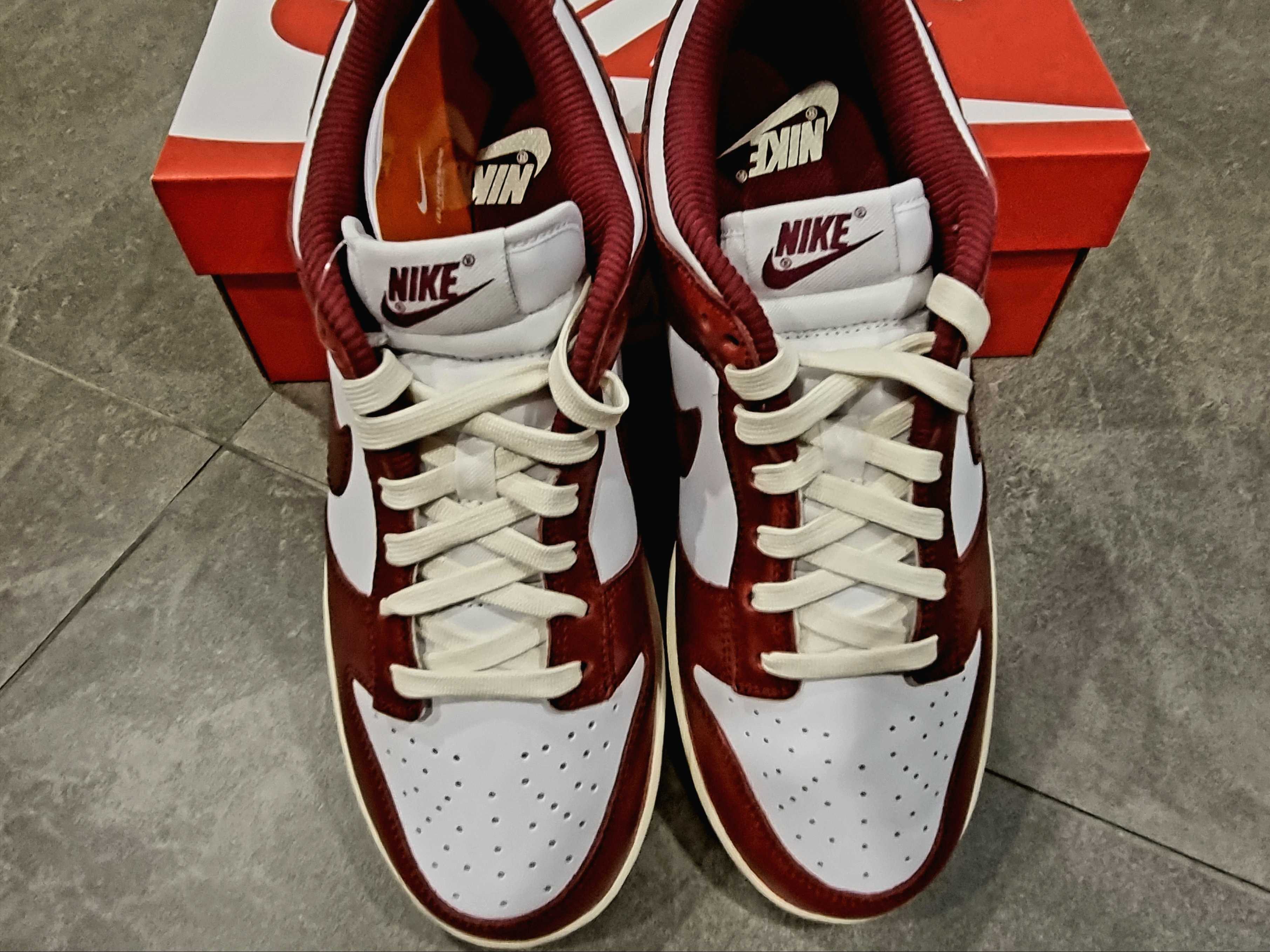 (W) Nike Dunk Low Retro PRM Team Red and White 착용 스타일 - 4
