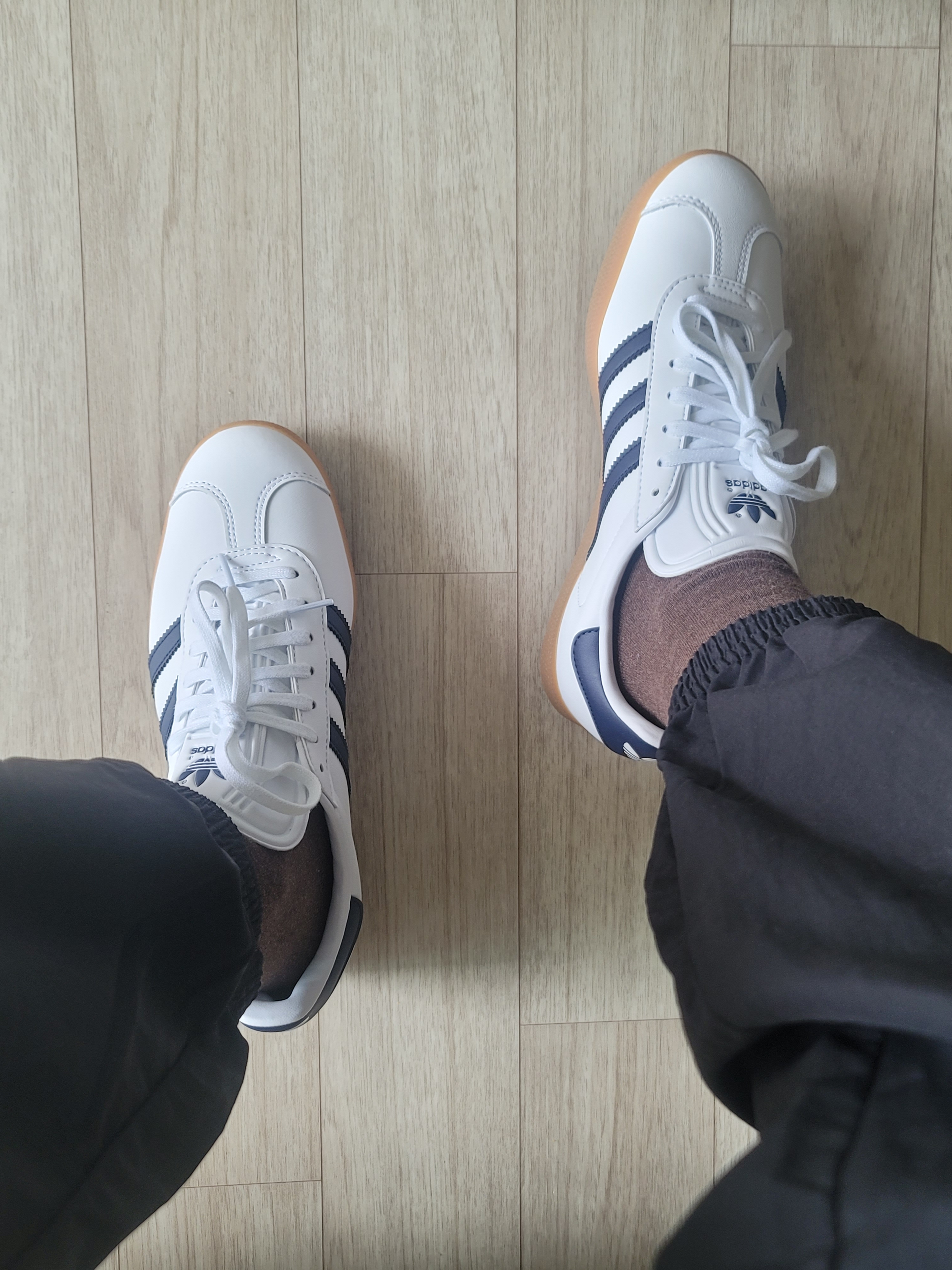 Adidas Gazelle White Collegiate Navy 착용 스타일 - 4