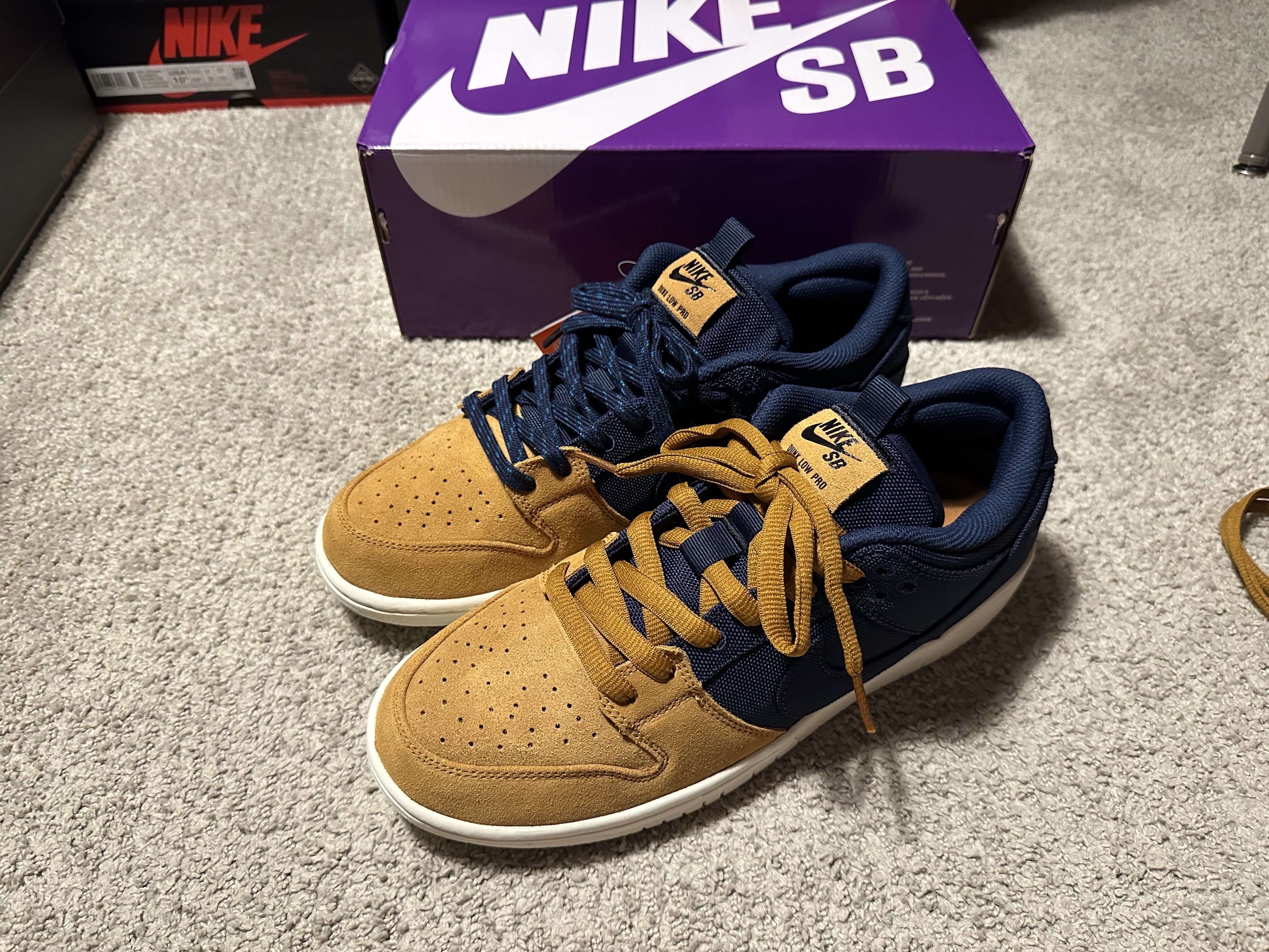 Nike SB Dunk Low Pro Premium Desert Ochre and Midnight Navy 착용 스타일 - 2