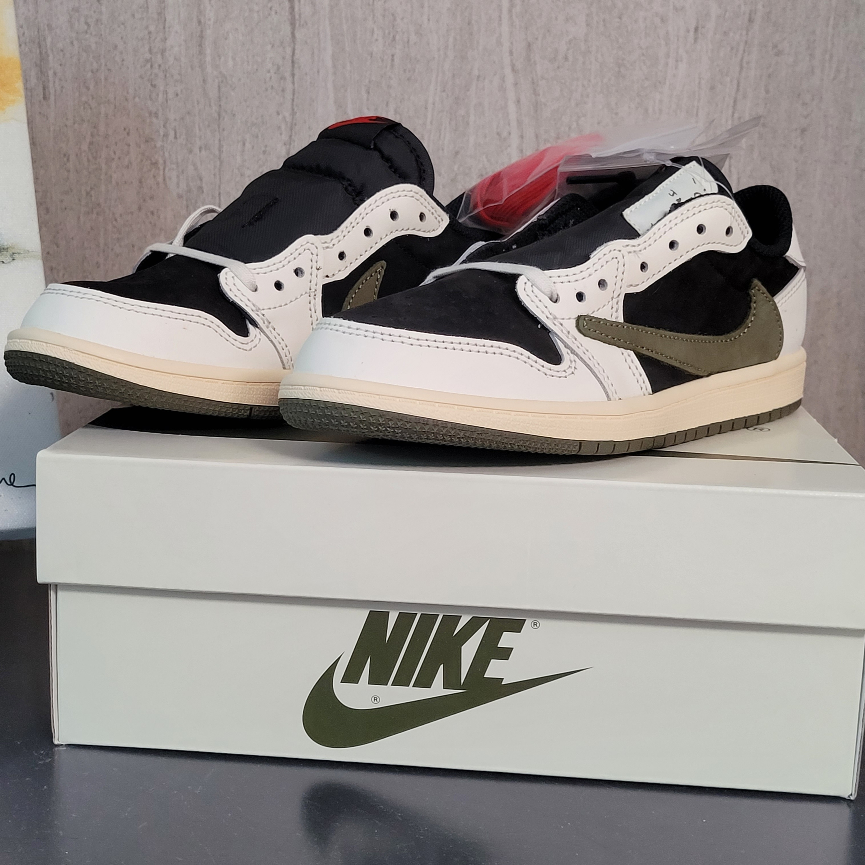 (PS) Jordan 1 x Travis Scott Retro Low OG SP Medium Olive 착용 스타일 - 1